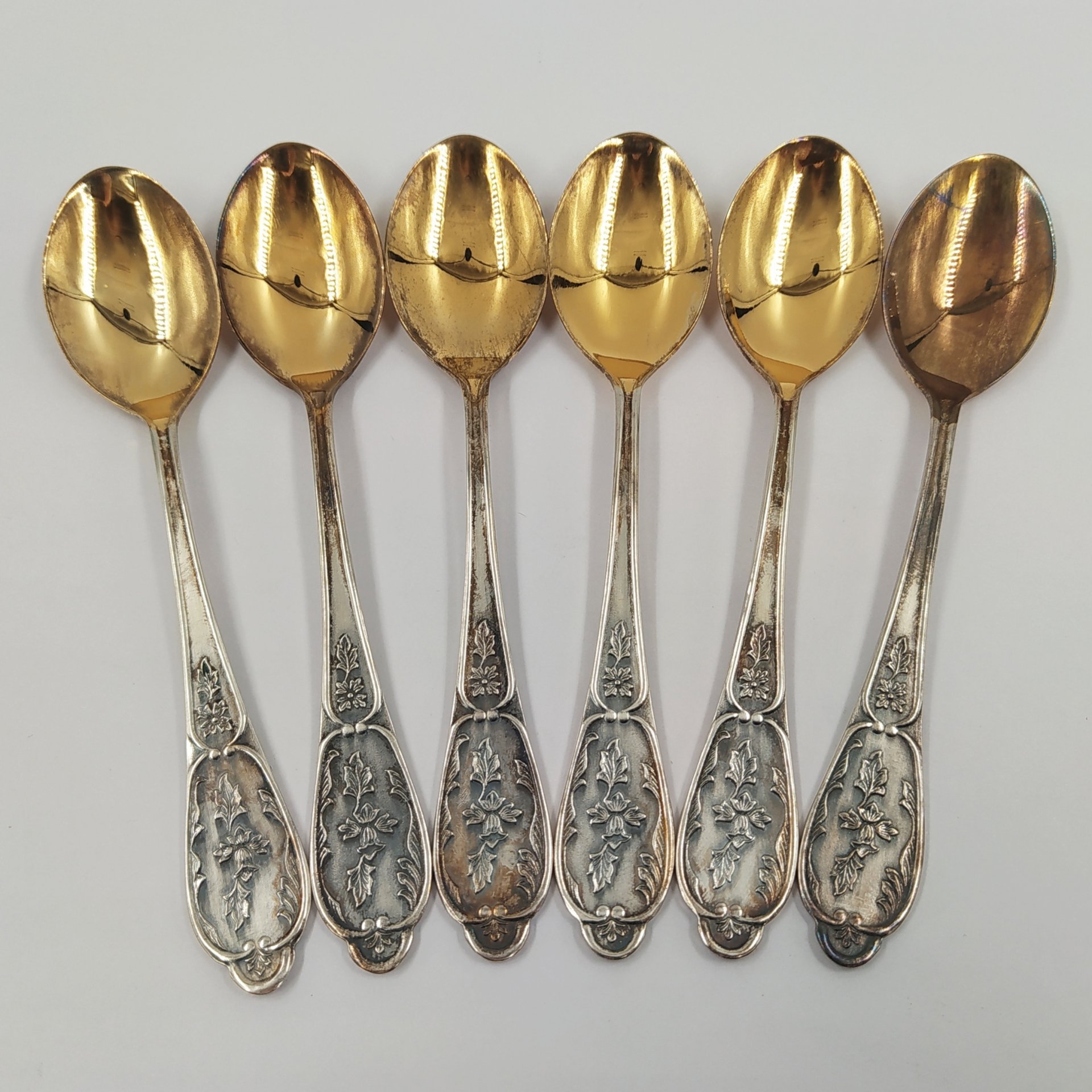 Набор из шести чайных ложек с растительным декором, в оригнальной коробке, мНЦ (медь-никель-цинк), золочене, Мстерская художественная фабрика  «Ювелир», СССР, 1969 г.