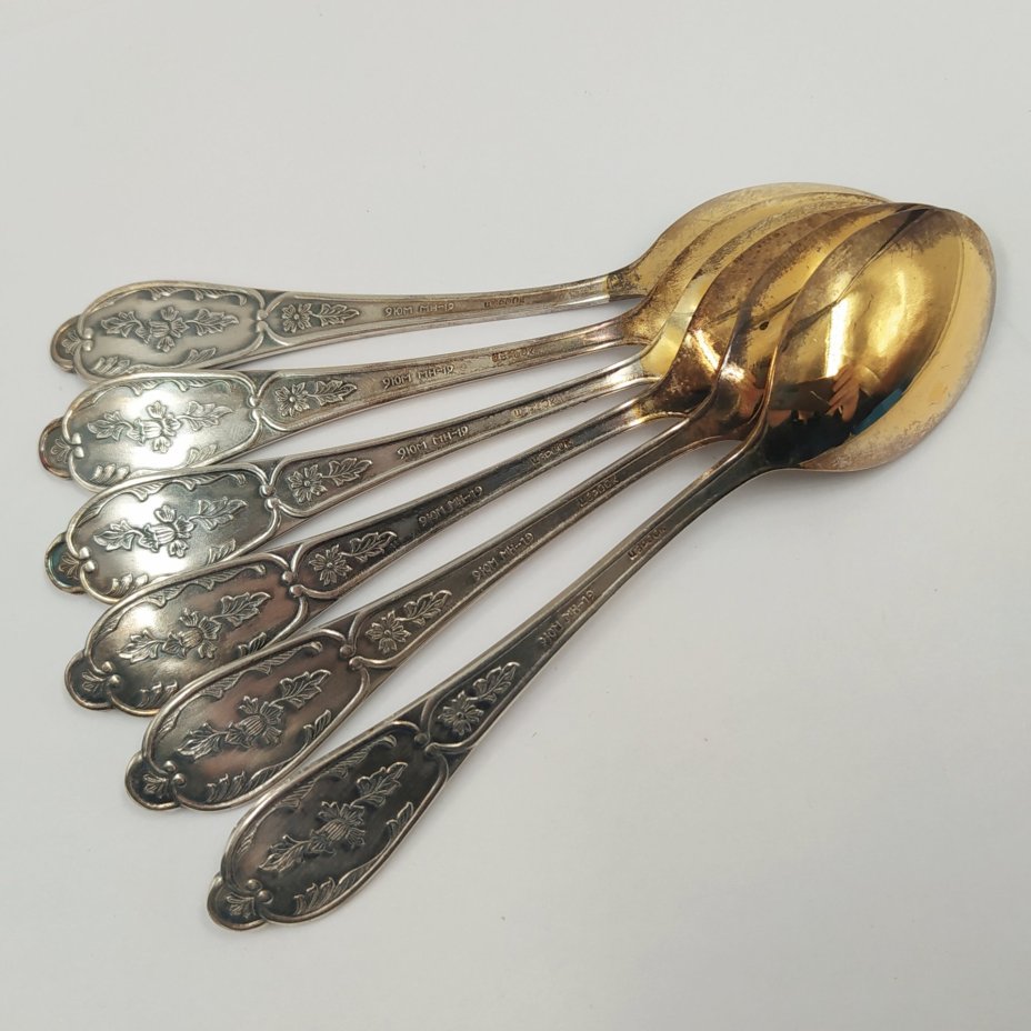Набор из шести чайных ложек с растительным декором, в оригнальной коробке, мНЦ (медь-никель-цинк), золочене, Мстерская художественная фабрика  «Ювелир», СССР, 1969 г.