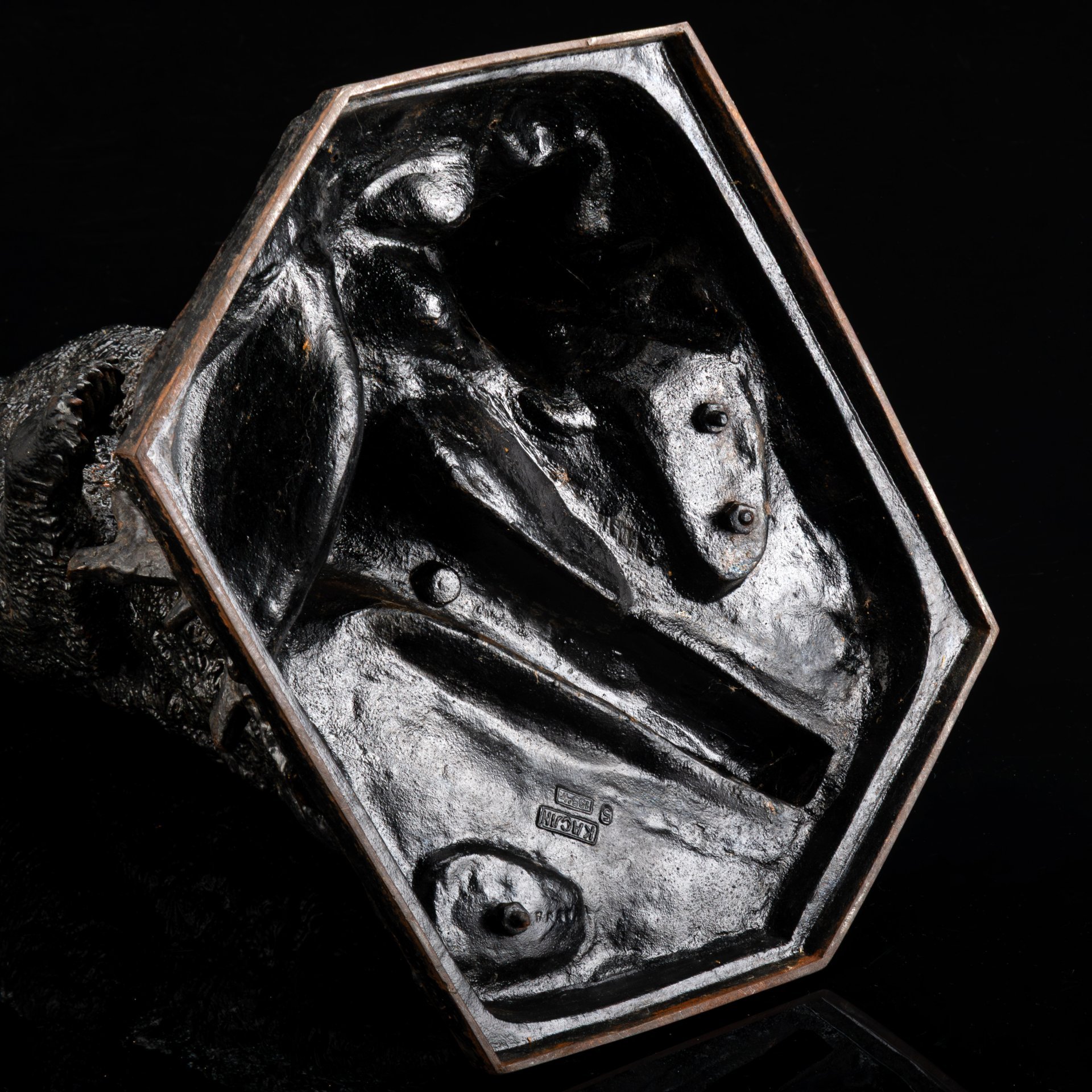 Скульптура "Медведь на задних лапах" (Лисинский медведь у пня), по модели 1865 года, Н.И. Либериха, чугун, крашение, СССР, 1954 г.