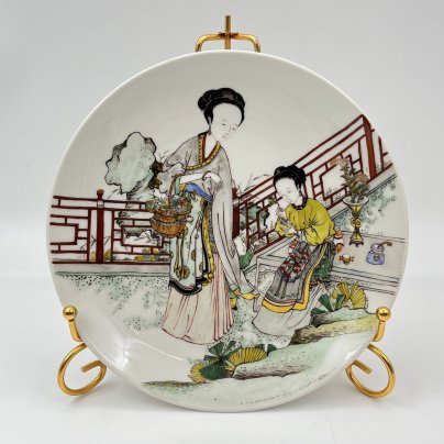 Тарелка декоративная с изображением жанровой сценки в стиле шинуазри, подпись "Белькова И.А." (предположительно, выпускница СПГХПА им. А.Л. Штиглица Белькова Ирина Александровна)