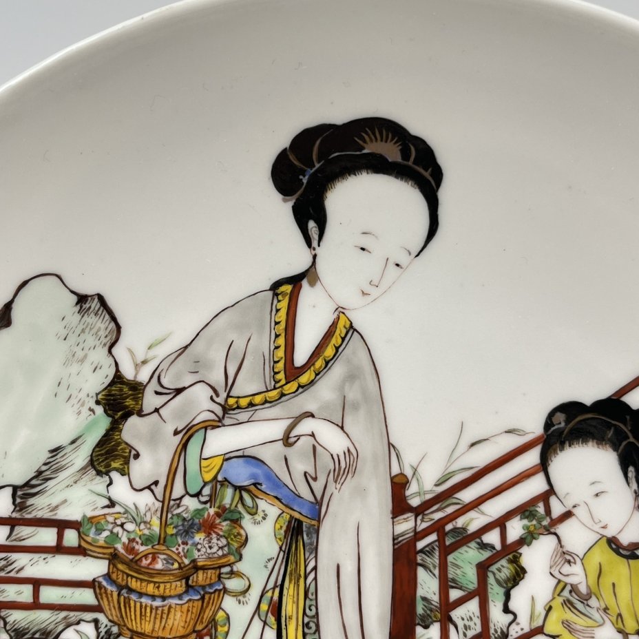 Тарелка декоративная с изображением жанровой сценки в стиле шинуазри, подпись "Белькова И.А." (предположительно, выпускница СПГХПА им. А.Л. Штиглица Белькова Ирина Александровна)