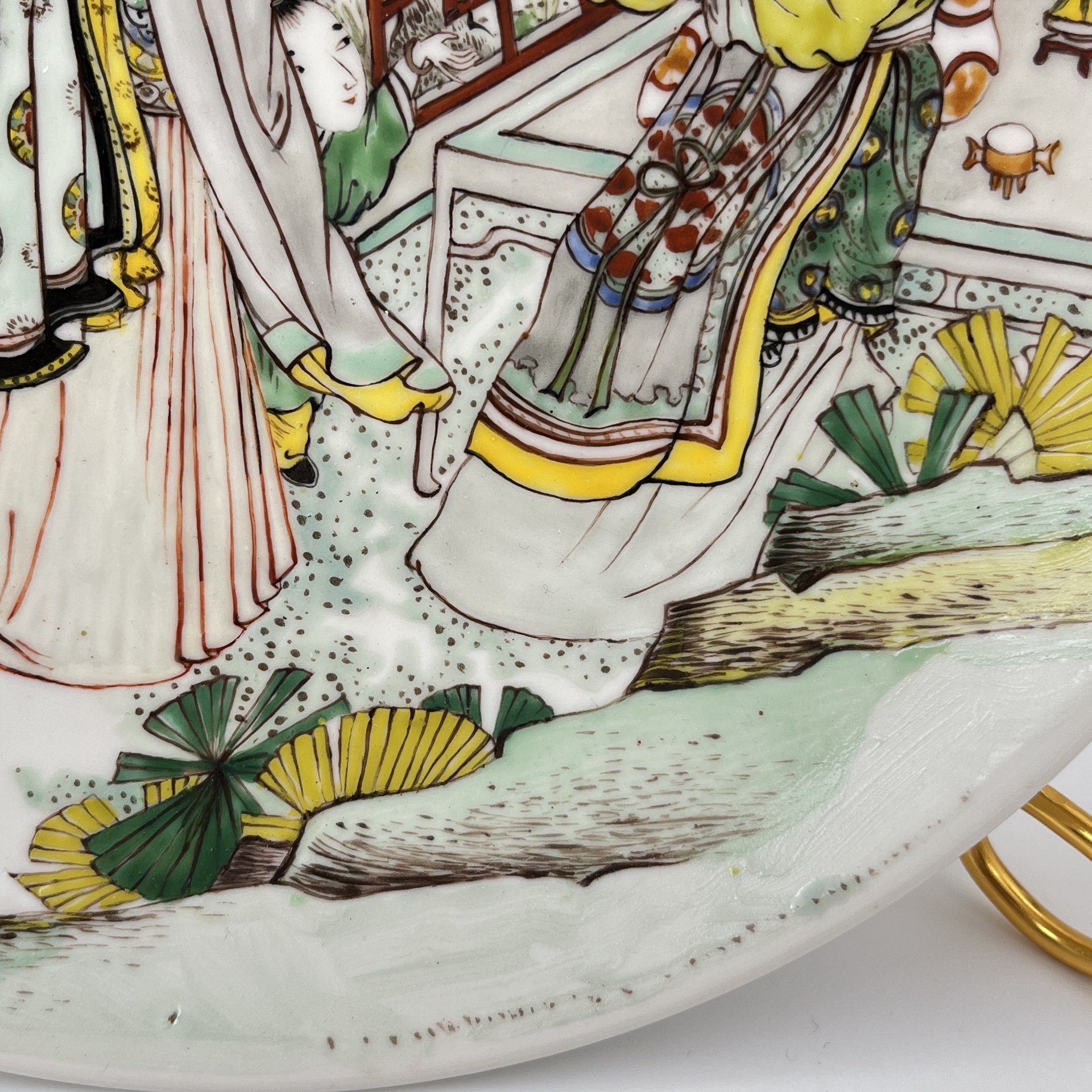 Тарелка декоративная с изображением жанровой сценки в стиле шинуазри, подпись "Белькова И.А." (предположительно, выпускница СПГХПА им. А.Л. Штиглица Белькова Ирина Александровна)