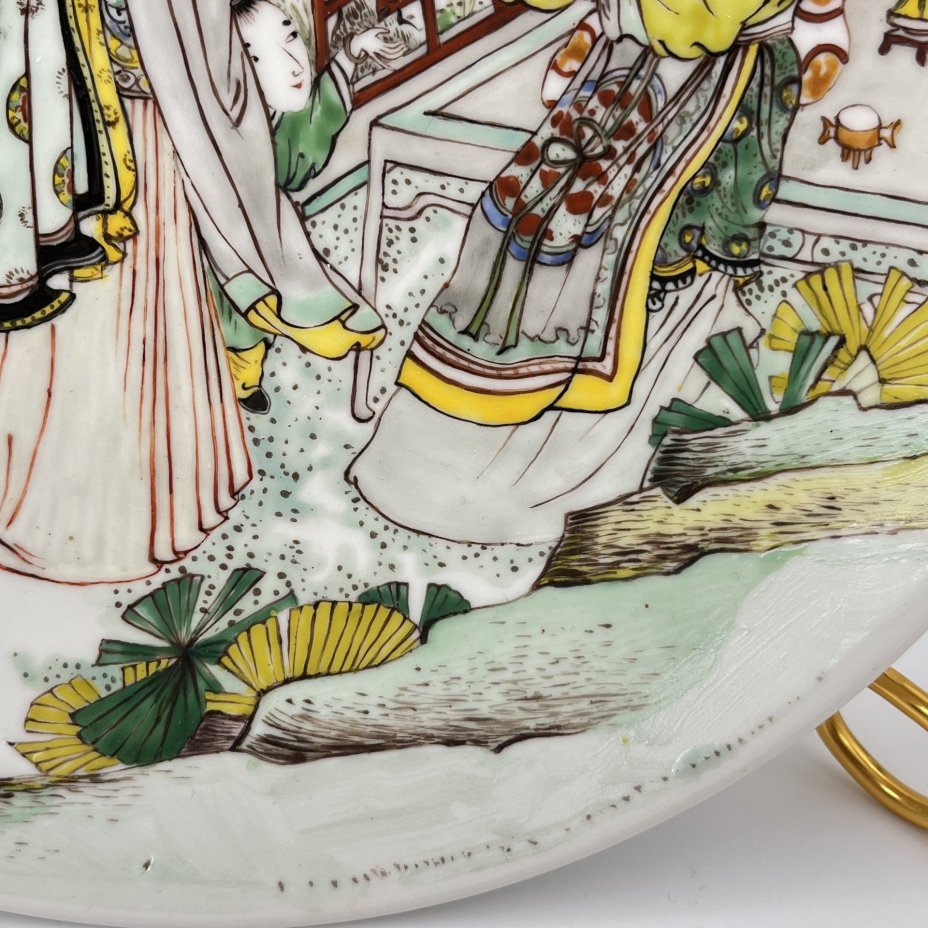 Тарелка декоративная с изображением жанровой сценки в стиле шинуазри, подпись "Белькова И.А." (предположительно, выпускница СПГХПА им. А.Л. Штиглица Белькова Ирина Александровна)