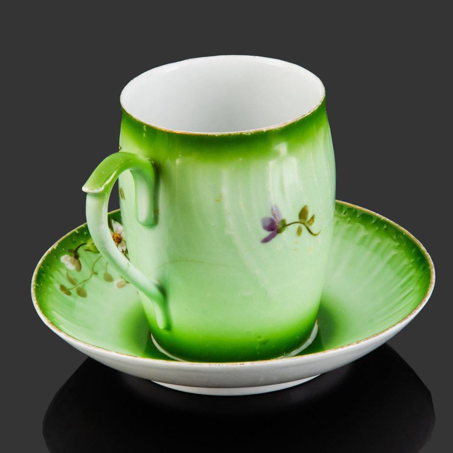 Бокал чайный с блюдцем зеленого оттенка и флоральным декором