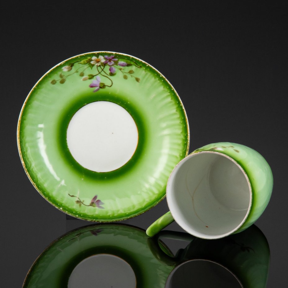 Бокал чайный с блюдцем зеленого оттенка и флоральным декором