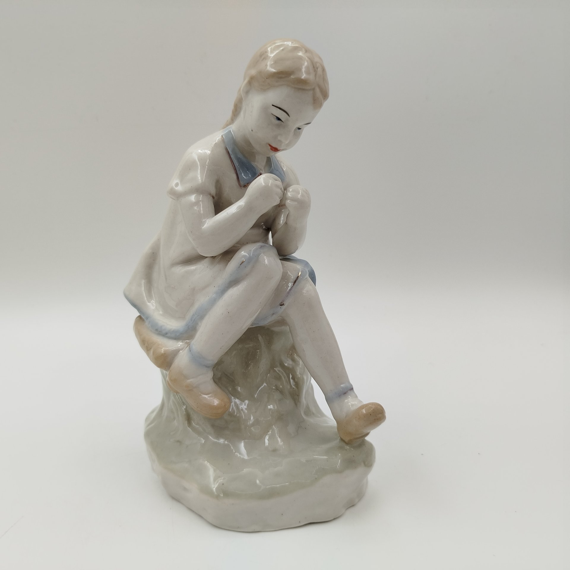 Статуэтка "Маленькая вышивальщица" ("Рукодельница"), скульптор Г. Полифнер, фарфор, роспись, Полонский завод художественной керамики (Полонное ЗХК), СССР, 1960-1980 гг., Полонский завод художественной керамики (Полонное ЗХК)