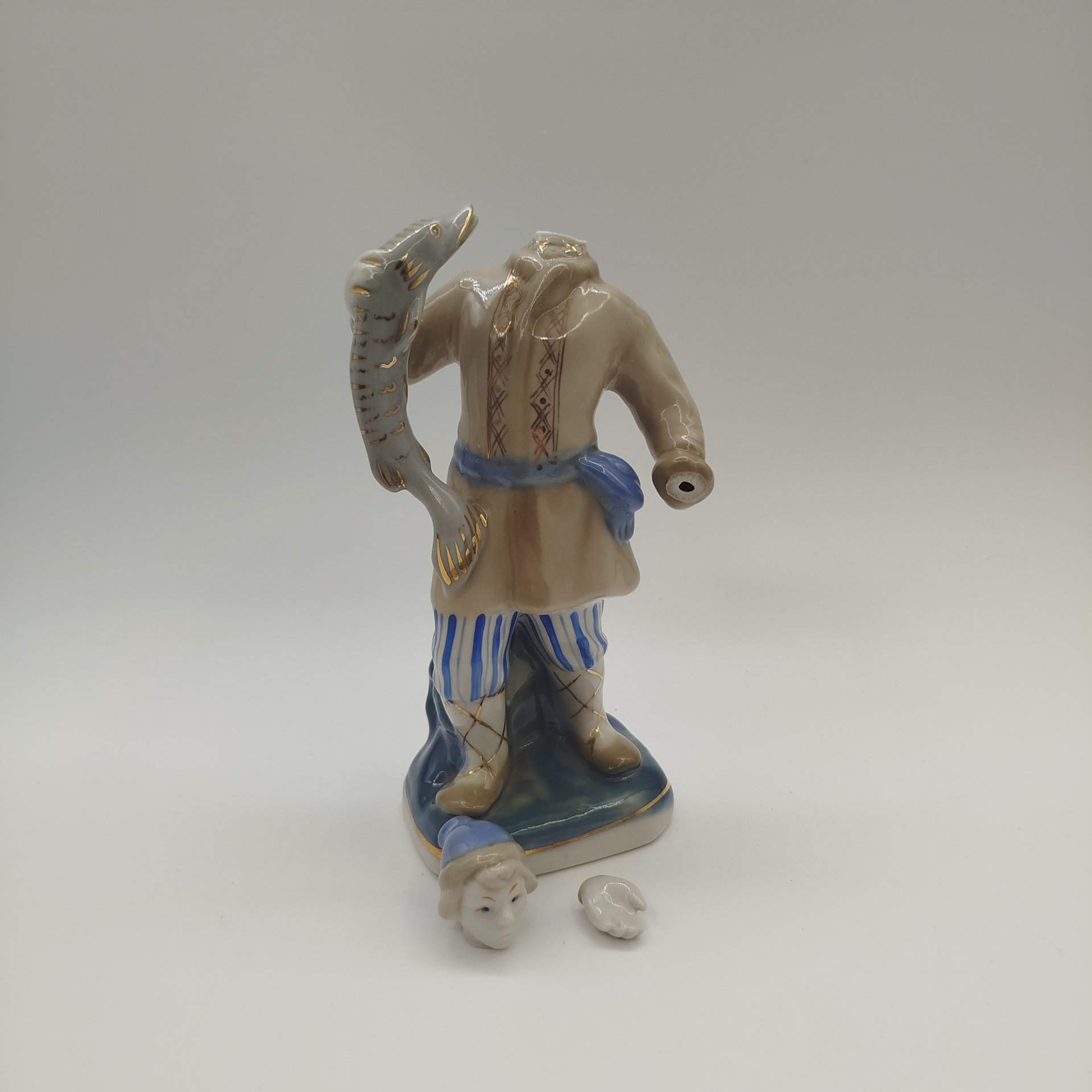 Статуэтка "Емеля со щукой", автор Т. Н. Сапожникова(под реставрацию), фарфор, роспись, золочение, Турыгинский фарфоровый завод артели «Художественная керамика» (Гжель), СССР, 1950-1960 гг.
