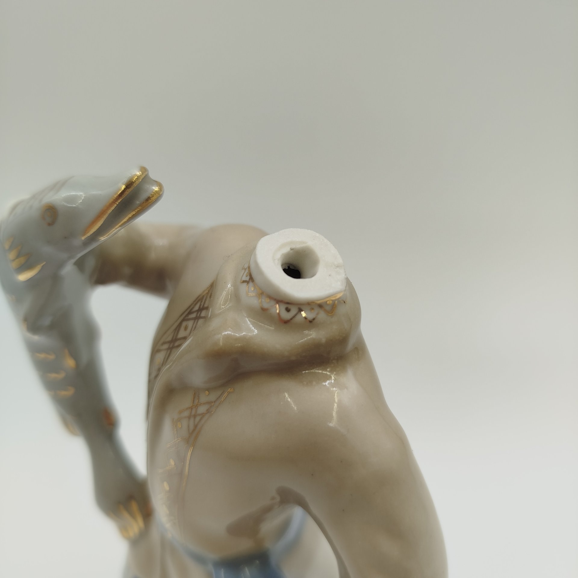 Статуэтка "Емеля со щукой", автор Т. Н. Сапожникова(под реставрацию), фарфор, роспись, золочение, Турыгинский фарфоровый завод артели «Художественная керамика» (Гжель), СССР, 1950-1960 гг.