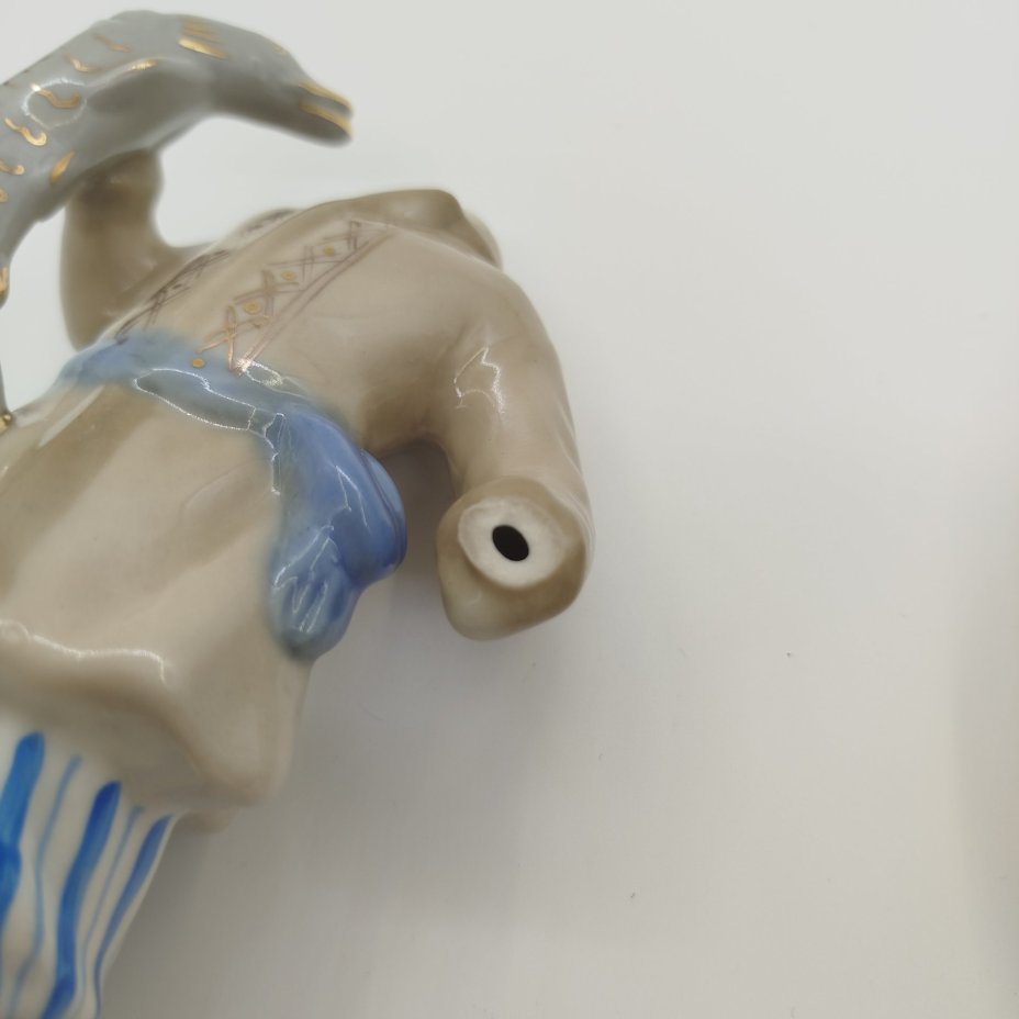 Статуэтка "Емеля со щукой", автор Т. Н. Сапожникова(под реставрацию), фарфор, роспись, золочение, Турыгинский фарфоровый завод артели «Художественная керамика» (Гжель), СССР, 1950-1960 гг.