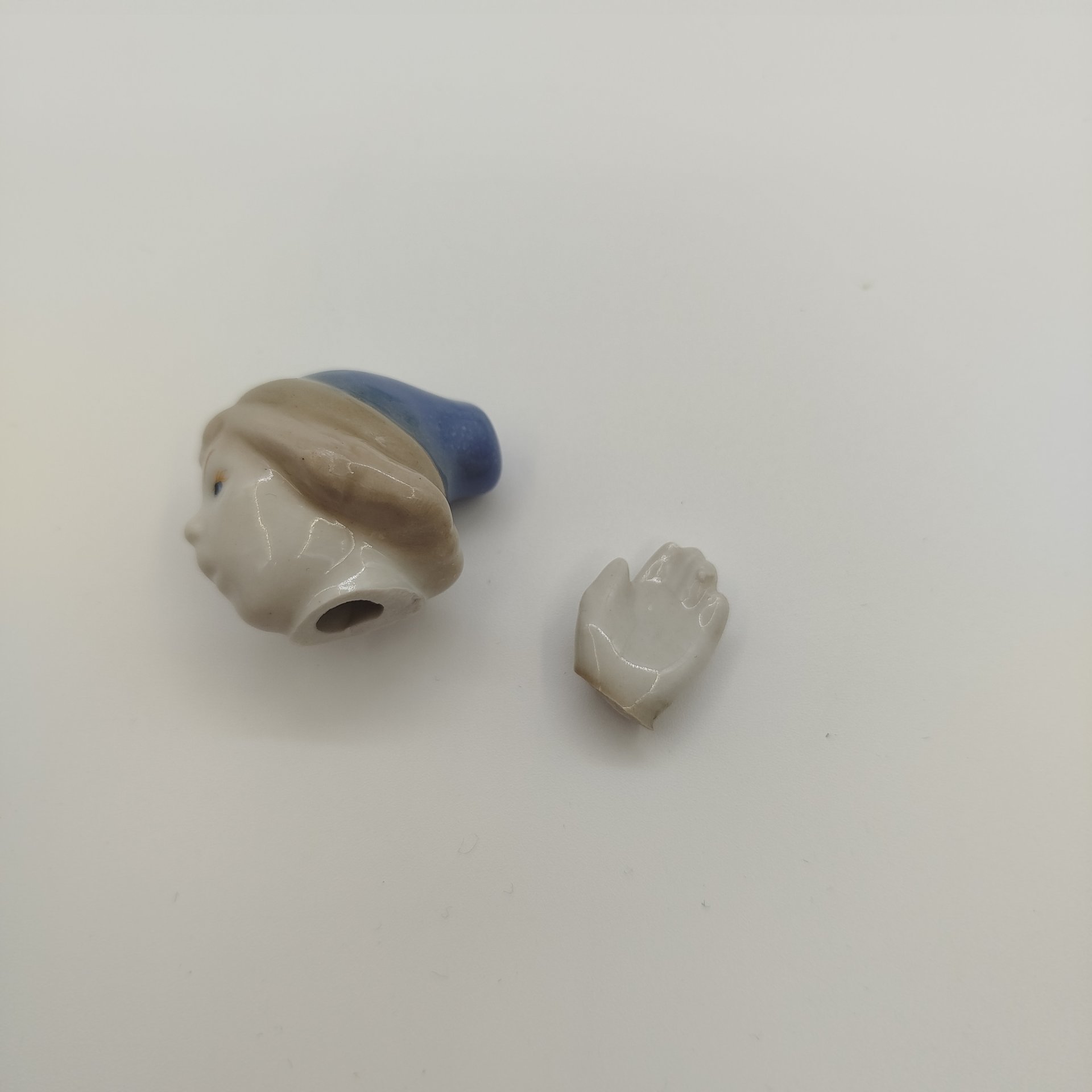 Статуэтка "Емеля со щукой", автор Т. Н. Сапожникова(под реставрацию), фарфор, роспись, золочение, Турыгинский фарфоровый завод артели «Художественная керамика» (Гжель), СССР, 1950-1960 гг.