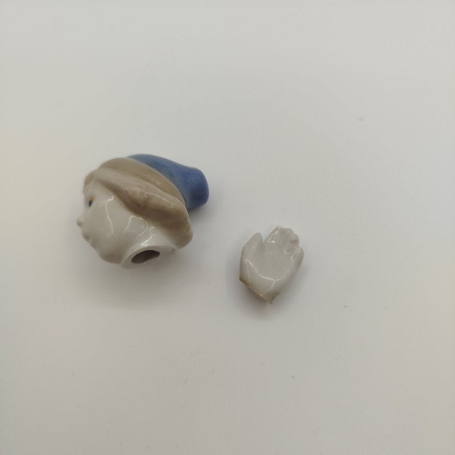 Статуэтка "Емеля со щукой", автор Т. Н. Сапожникова(под реставрацию), фарфор, роспись, золочение, Турыгинский фарфоровый завод артели «Художественная керамика» (Гжель), СССР, 1950-1960 гг.