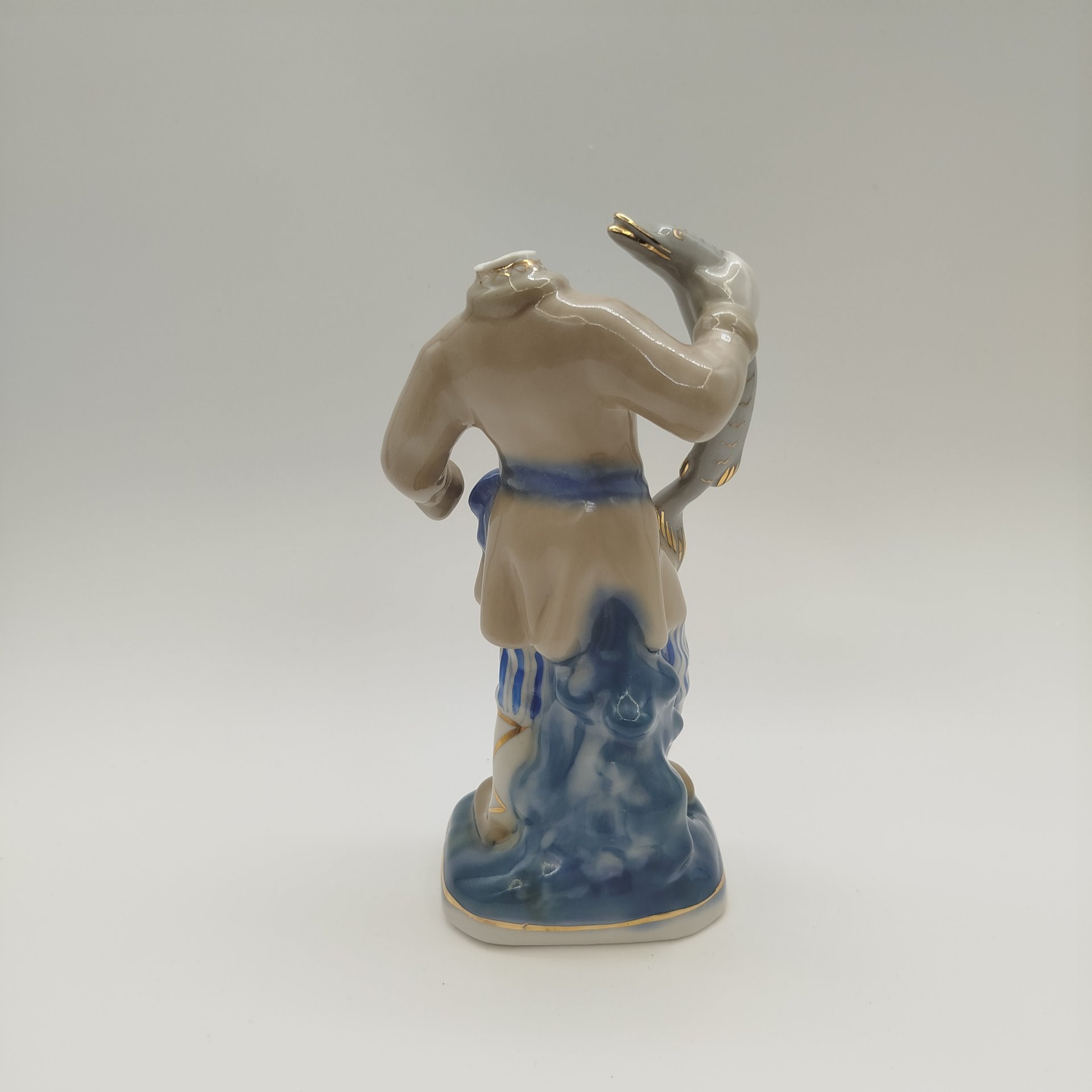 Статуэтка "Емеля со щукой", автор Т. Н. Сапожникова(под реставрацию), фарфор, роспись, золочение, Турыгинский фарфоровый завод артели «Художественная керамика» (Гжель), СССР, 1950-1960 гг.
