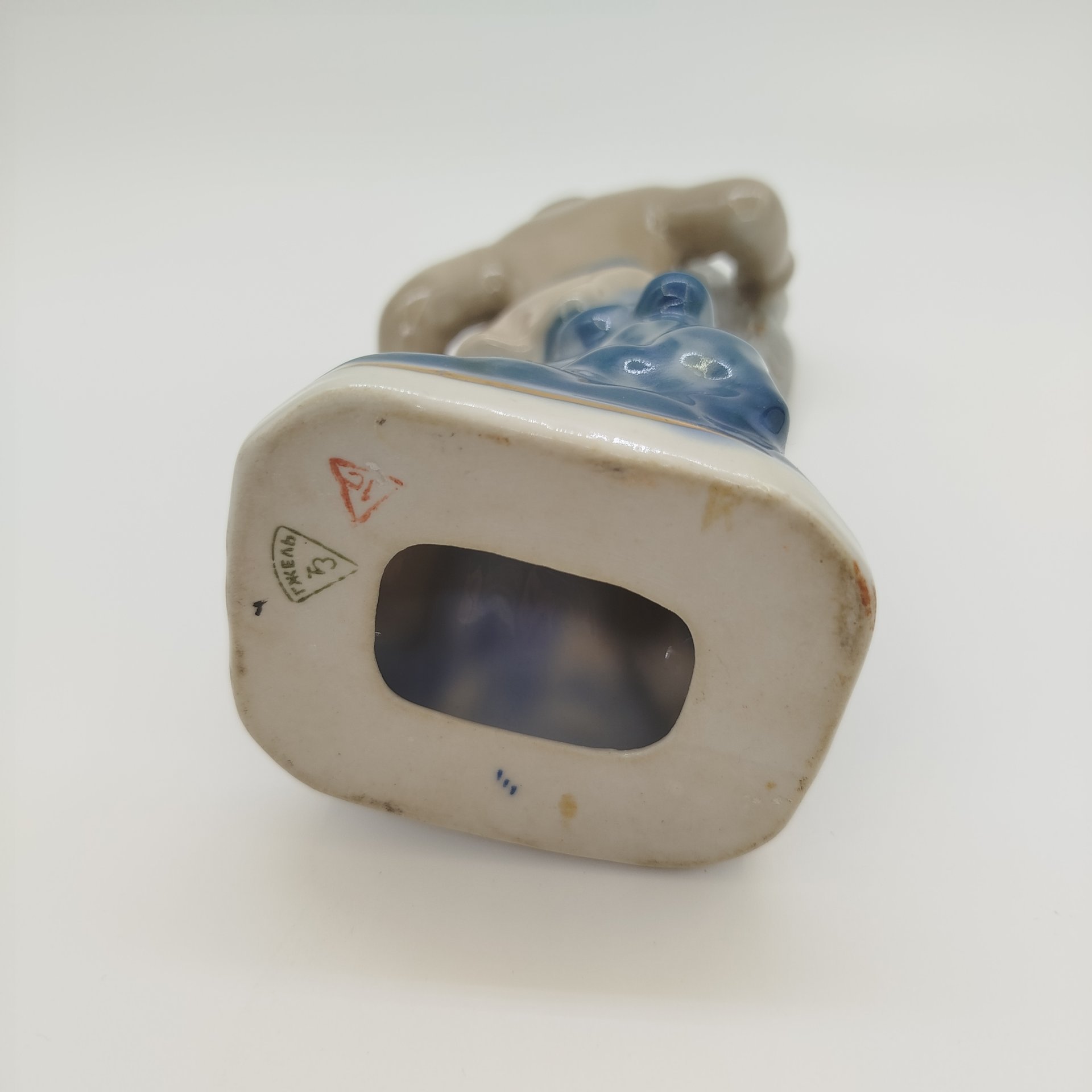 Статуэтка "Емеля со щукой", автор Т. Н. Сапожникова(под реставрацию), фарфор, роспись, золочение, Турыгинский фарфоровый завод артели «Художественная керамика» (Гжель), СССР, 1950-1960 гг.