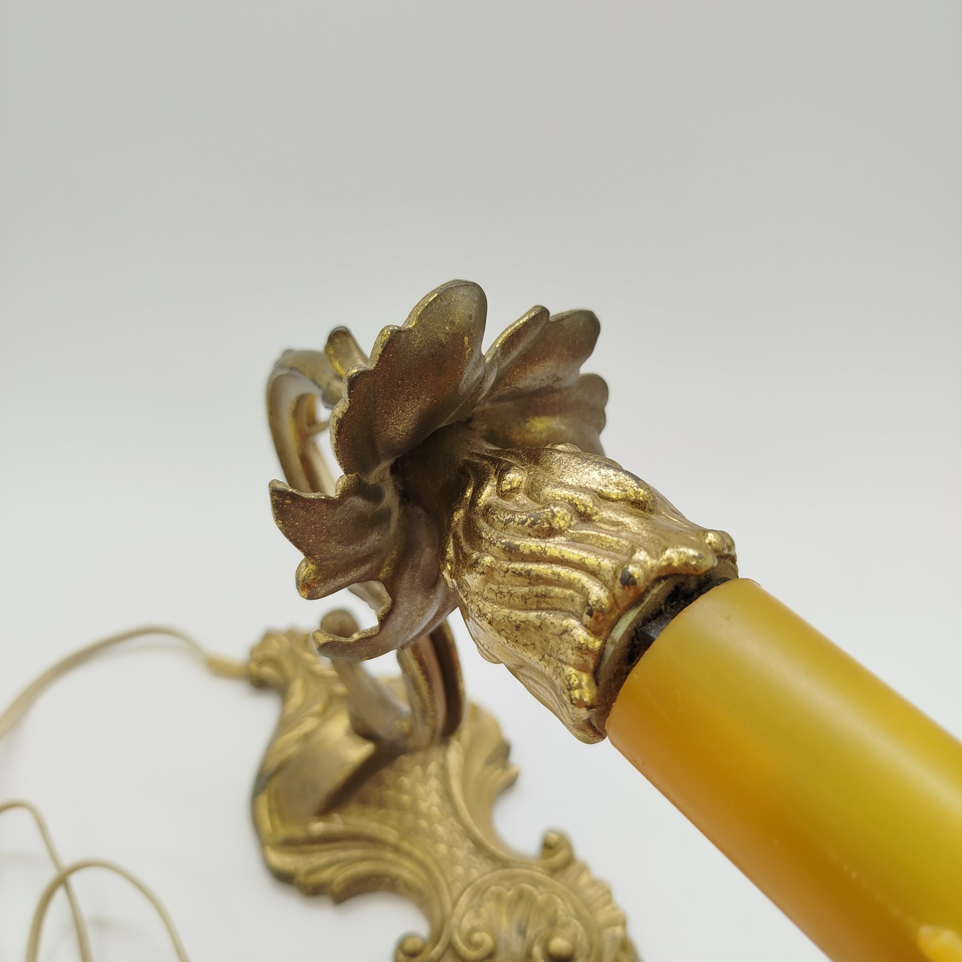 Бра однорожковое с декором в виде растительных элементов, латунь, пластик, СССР, 1980-1990 гг.