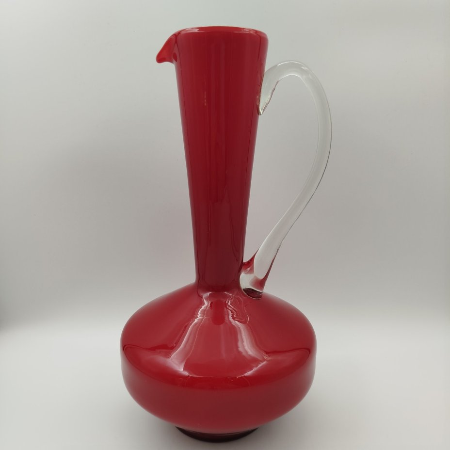 Кувшин ярко-красного оттенка, стекло, Западная Европа, 1960-1980 гг.