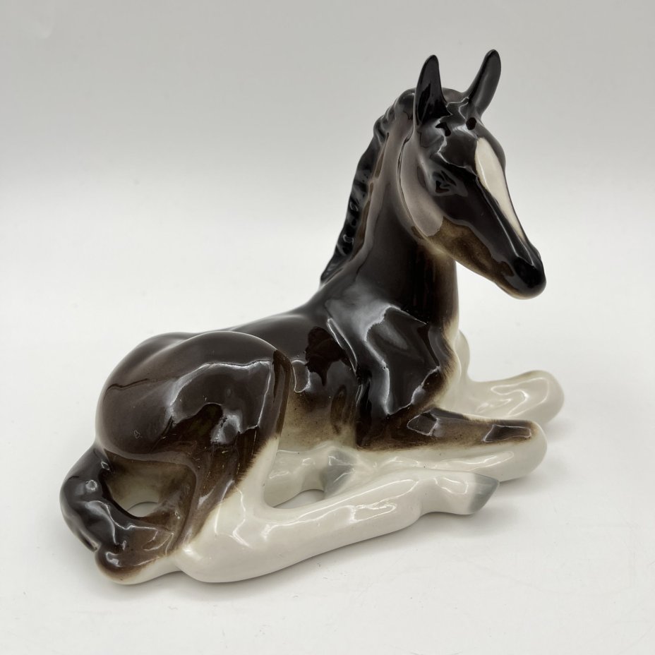 Статуэтка "Жеребенок лежащий", скульптор Б.Я. Воробьев, автор росписи В.М. Жбанов, фарфор, роспись, Ленинградский фарфоровый завод (ЛФЗ), Россия, 1991-2005 гг.