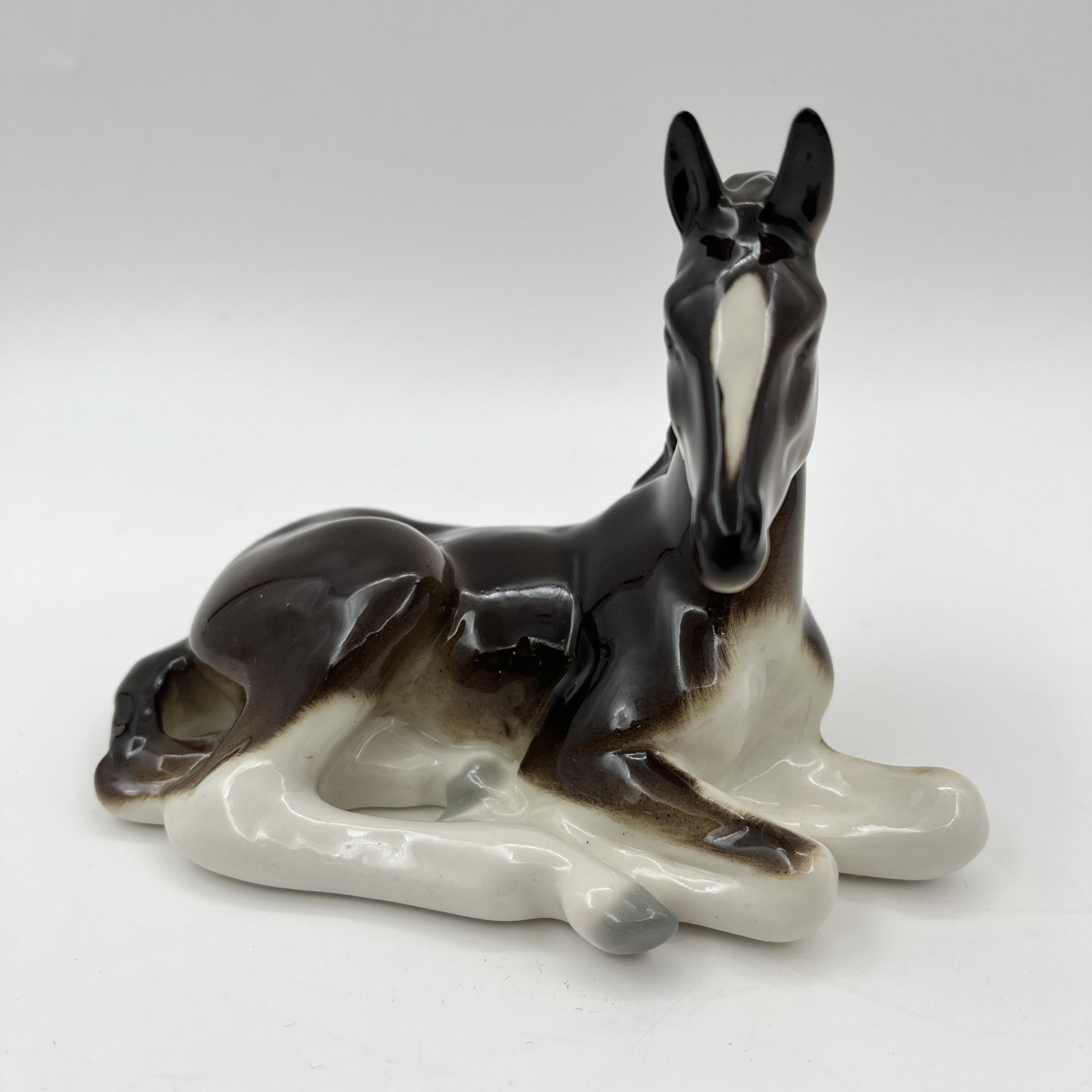 Статуэтка "Жеребенок лежащий", скульптор Б.Я. Воробьев, автор росписи В.М. Жбанов, фарфор, роспись, Ленинградский фарфоровый завод (ЛФЗ), Россия, 1991-2005 гг.