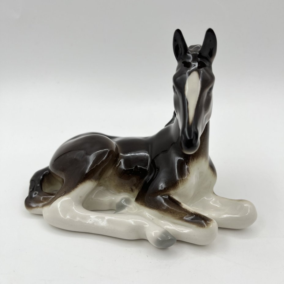 Статуэтка "Жеребенок лежащий", скульптор Б.Я. Воробьев, автор росписи В.М. Жбанов