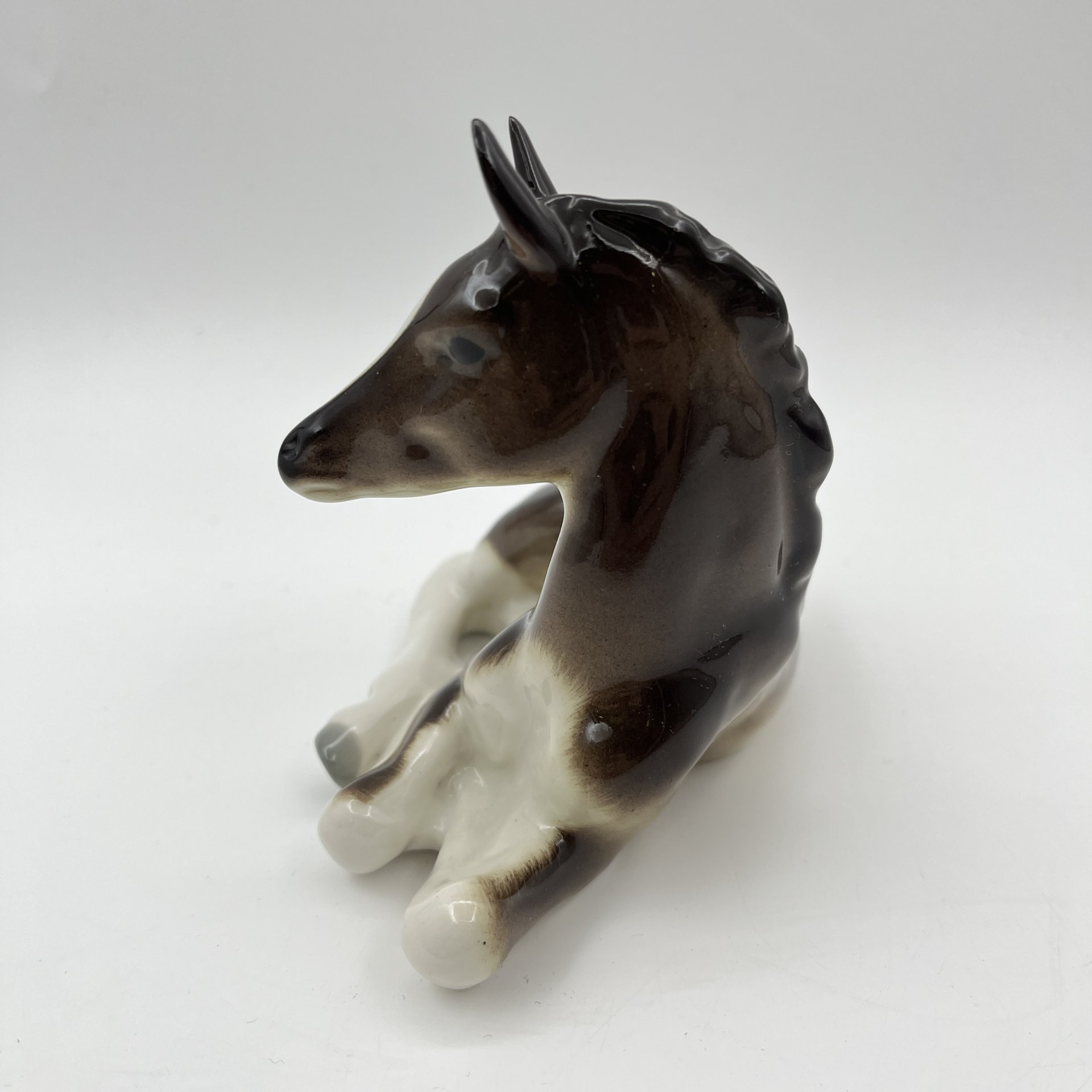Статуэтка "Жеребенок лежащий", скульптор Б.Я. Воробьев, автор росписи В.М. Жбанов, фарфор, роспись, Ленинградский фарфоровый завод (ЛФЗ), Россия, 1991-2005 гг.