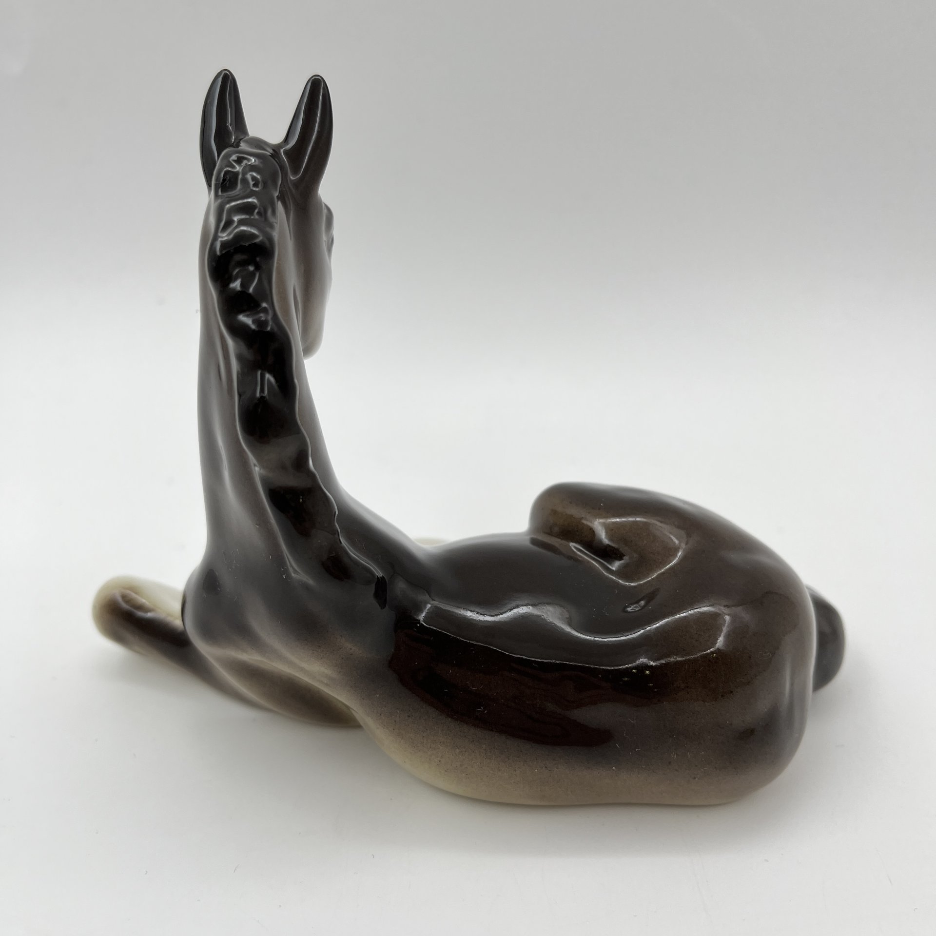 Статуэтка "Жеребенок лежащий", скульптор Б.Я. Воробьев, автор росписи В.М. Жбанов, фарфор, роспись, Ленинградский фарфоровый завод (ЛФЗ), Россия, 1991-2005 гг.
