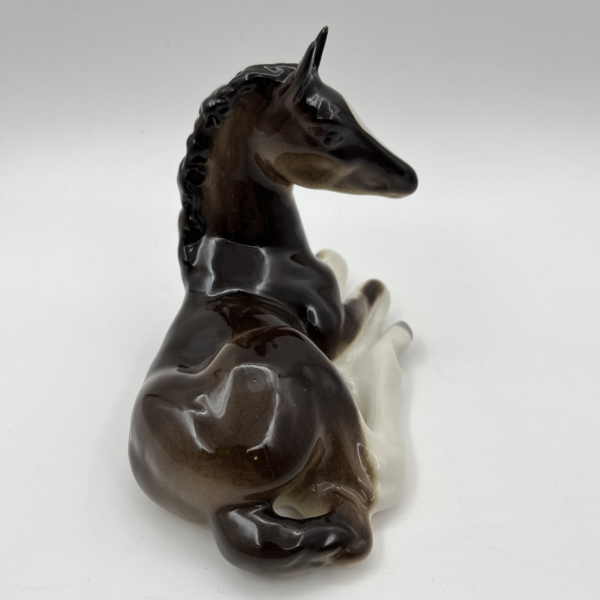 Статуэтка "Жеребенок лежащий", скульптор Б.Я. Воробьев, автор росписи В.М. Жбанов, фарфор, роспись, Ленинградский фарфоровый завод (ЛФЗ), Россия, 1991-2005 гг.