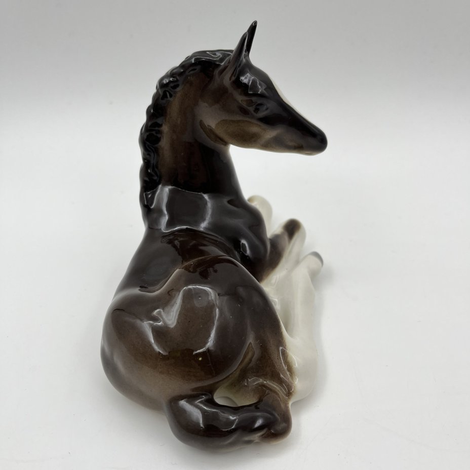 Статуэтка "Жеребенок лежащий", скульптор Б.Я. Воробьев, автор росписи В.М. Жбанов