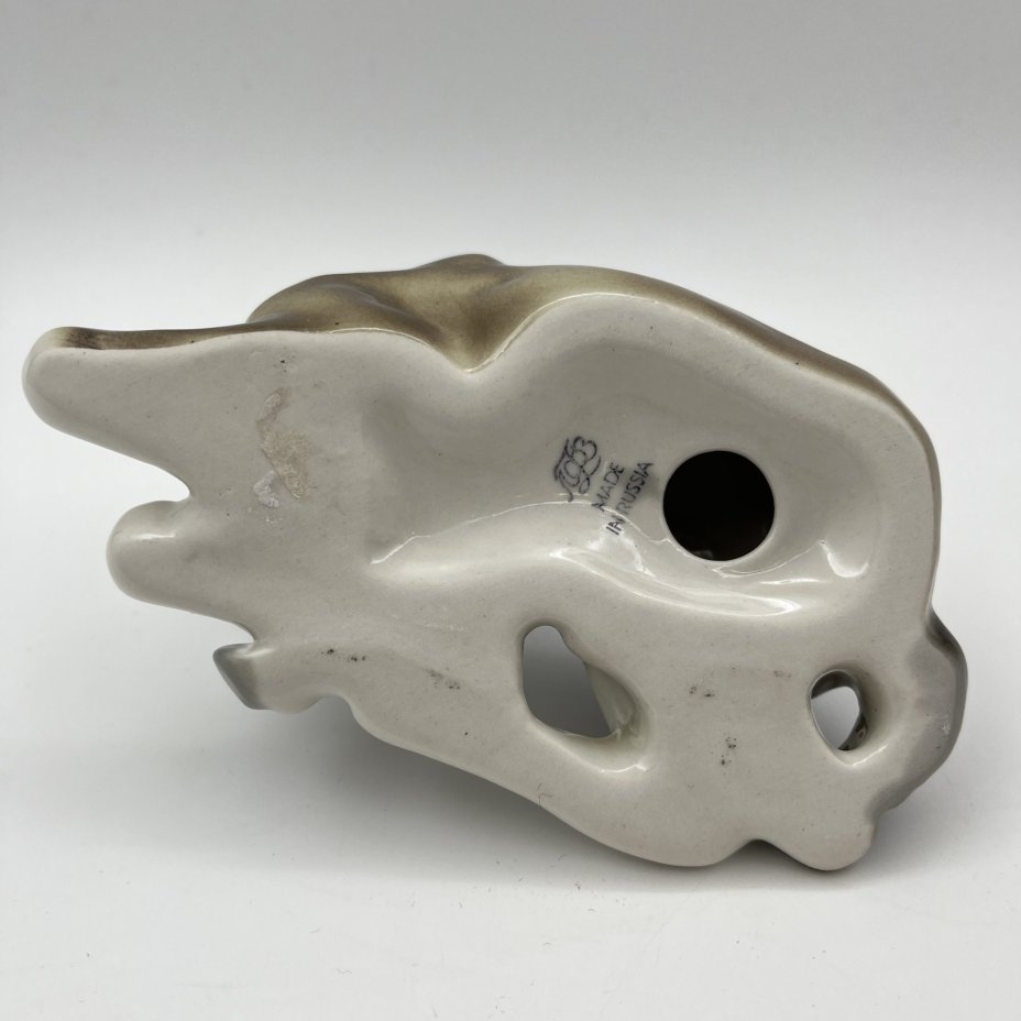 Статуэтка "Жеребенок лежащий", скульптор Б.Я. Воробьев, автор росписи В.М. Жбанов