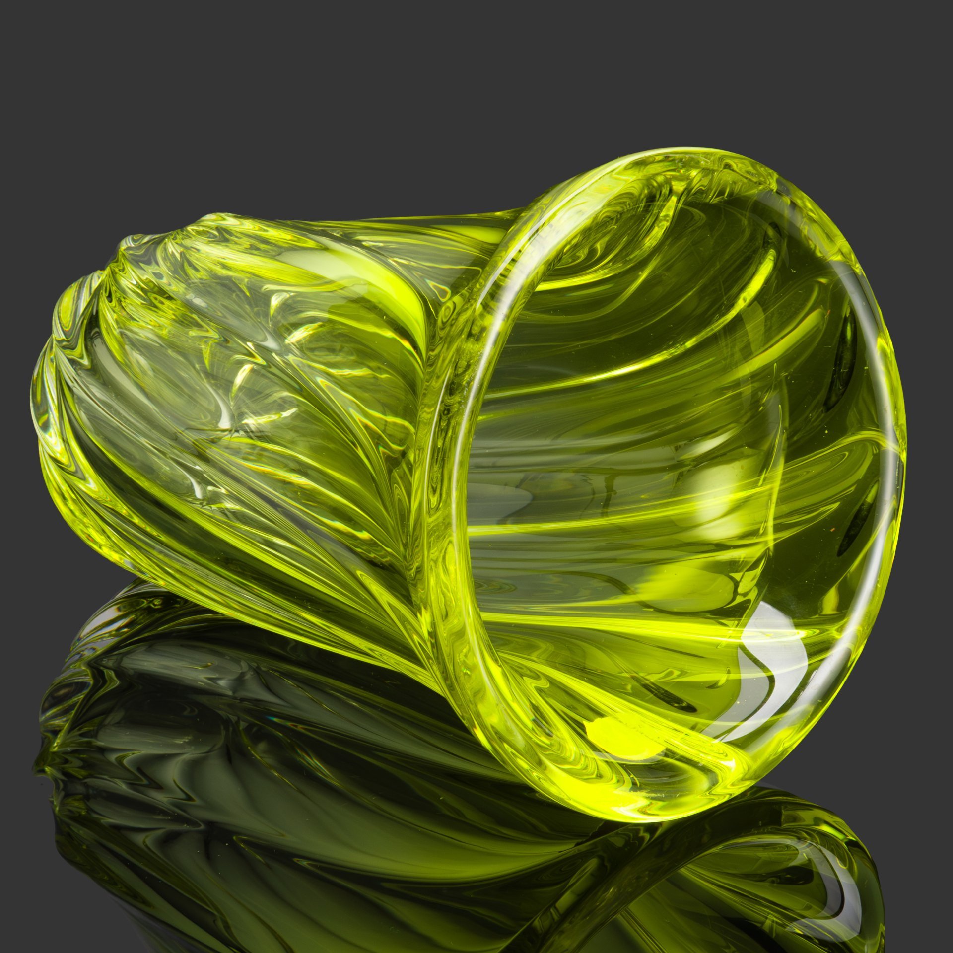 Ваза для цветов лимонного оттенка с декором в виде спирали, хрусталь, маркировка на дне, Val Saint Lambert, Бельгия, 1950-1970 гг.