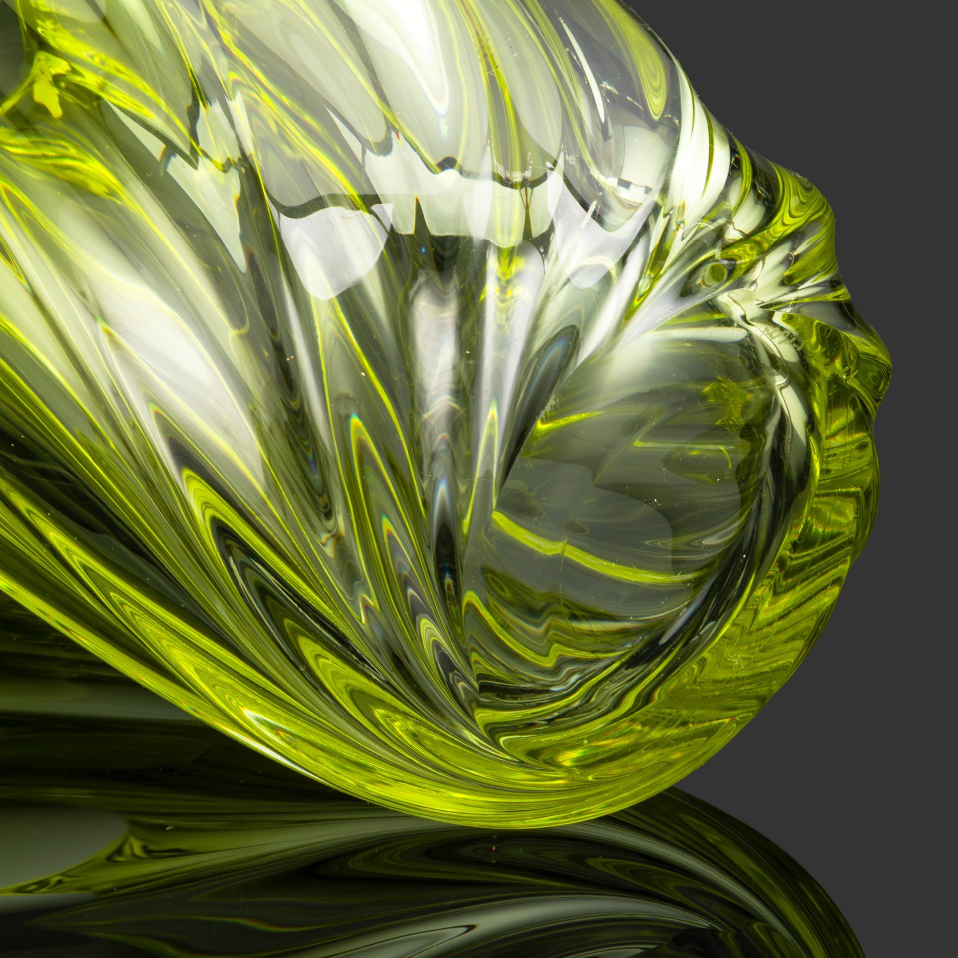 Ваза для цветов лимонного оттенка с декором в виде спирали, хрусталь, маркировка на дне, Val Saint Lambert, Бельгия, 1950-1970 гг.