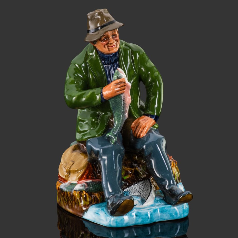 Статуэтка "Хороший улов", изображающая рыбака, фарфор, роспись, Royal Doulton, Великобритания, 1965-1986 гг.
