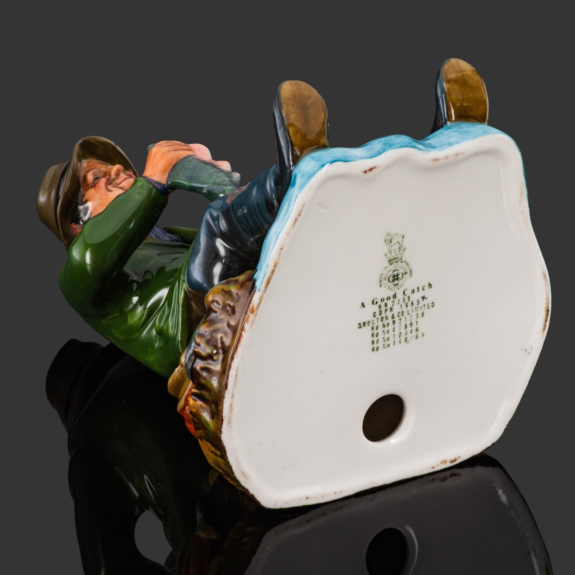 Статуэтка "Хороший улов", изображающая рыбака, фарфор, роспись, Royal Doulton, Великобритания, 1965-1986 гг.