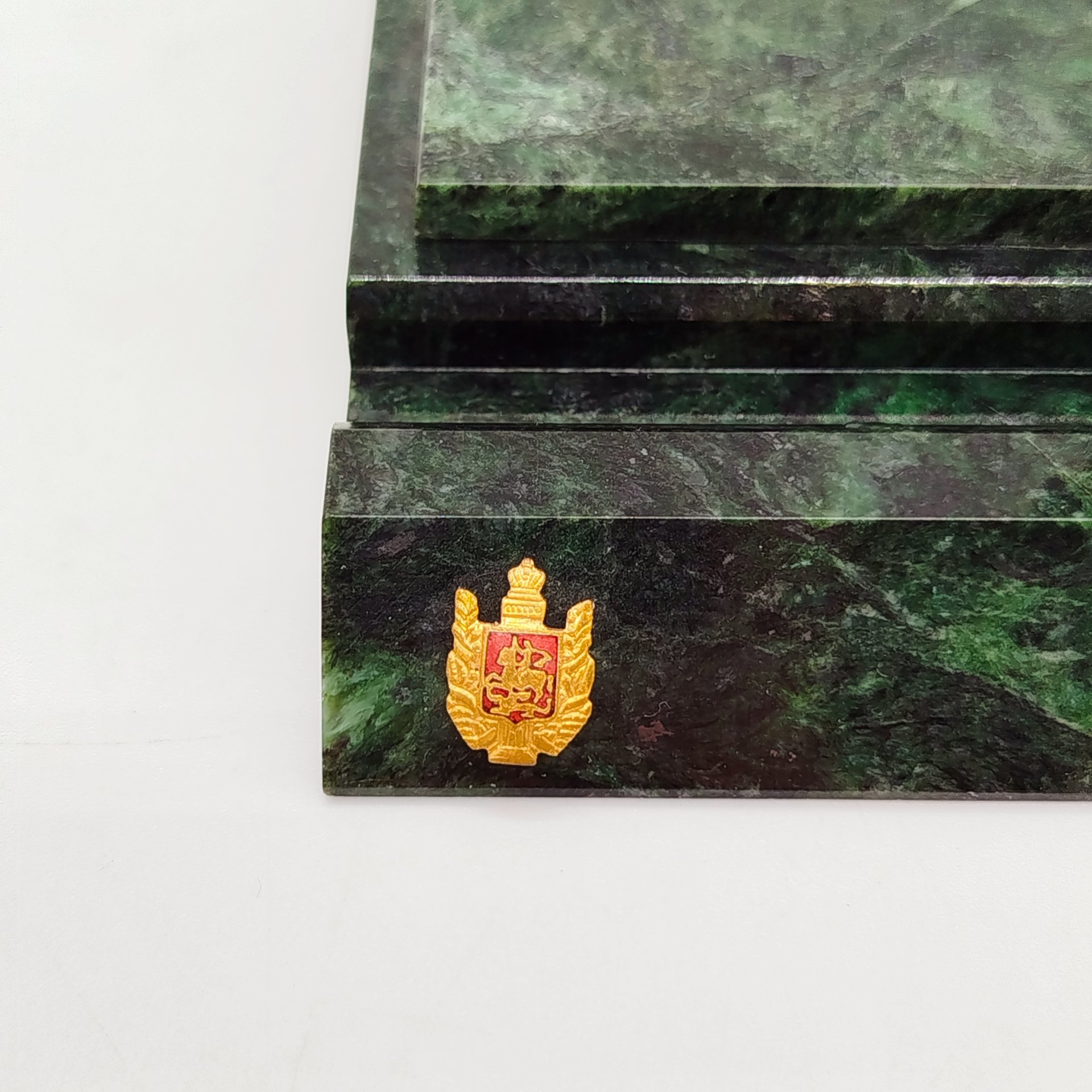 Визитница со скульптурой в виде собаки