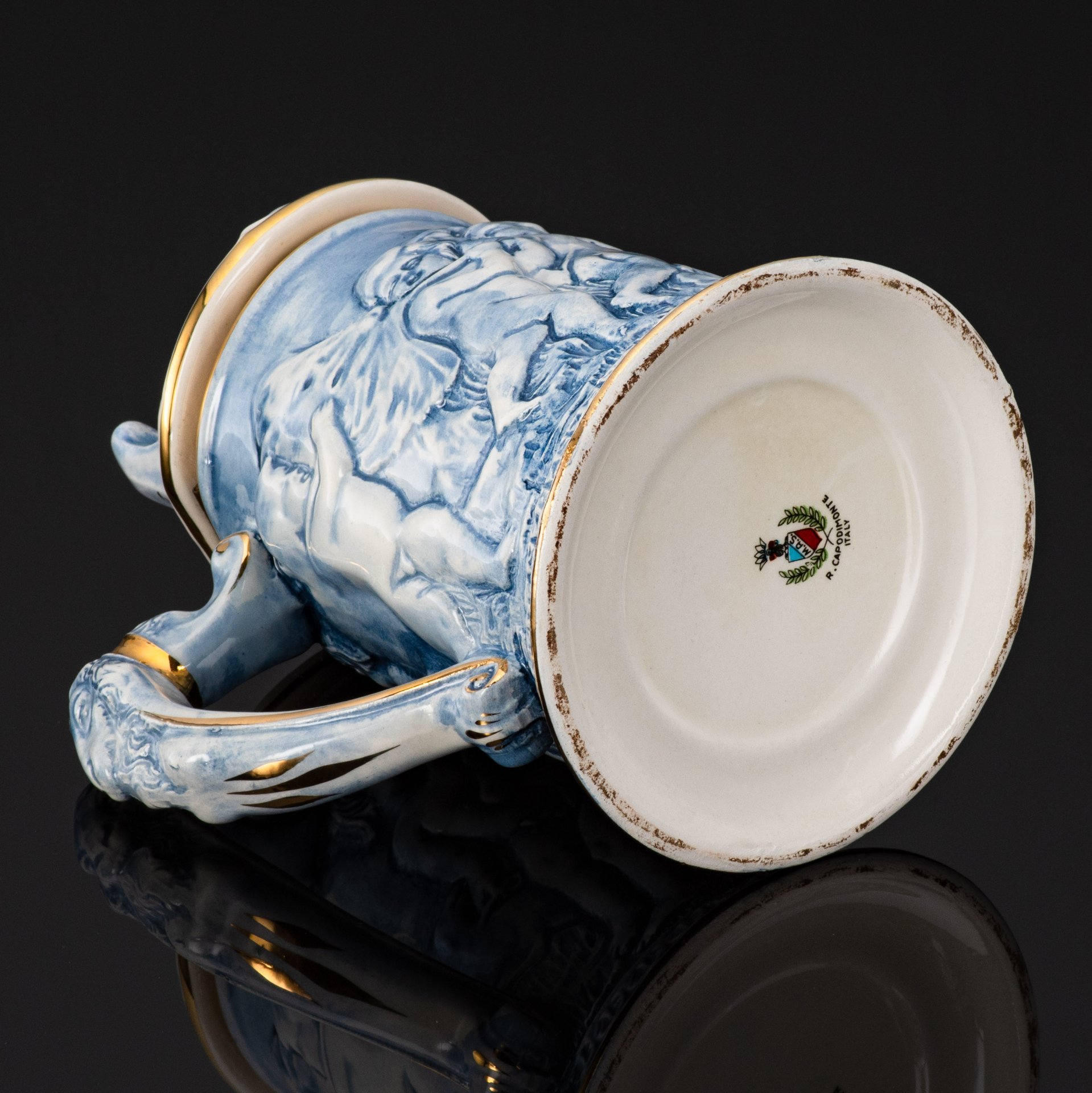 Кружка пивная на охотничью тему с откидной крышкой "Путти с трофеями"