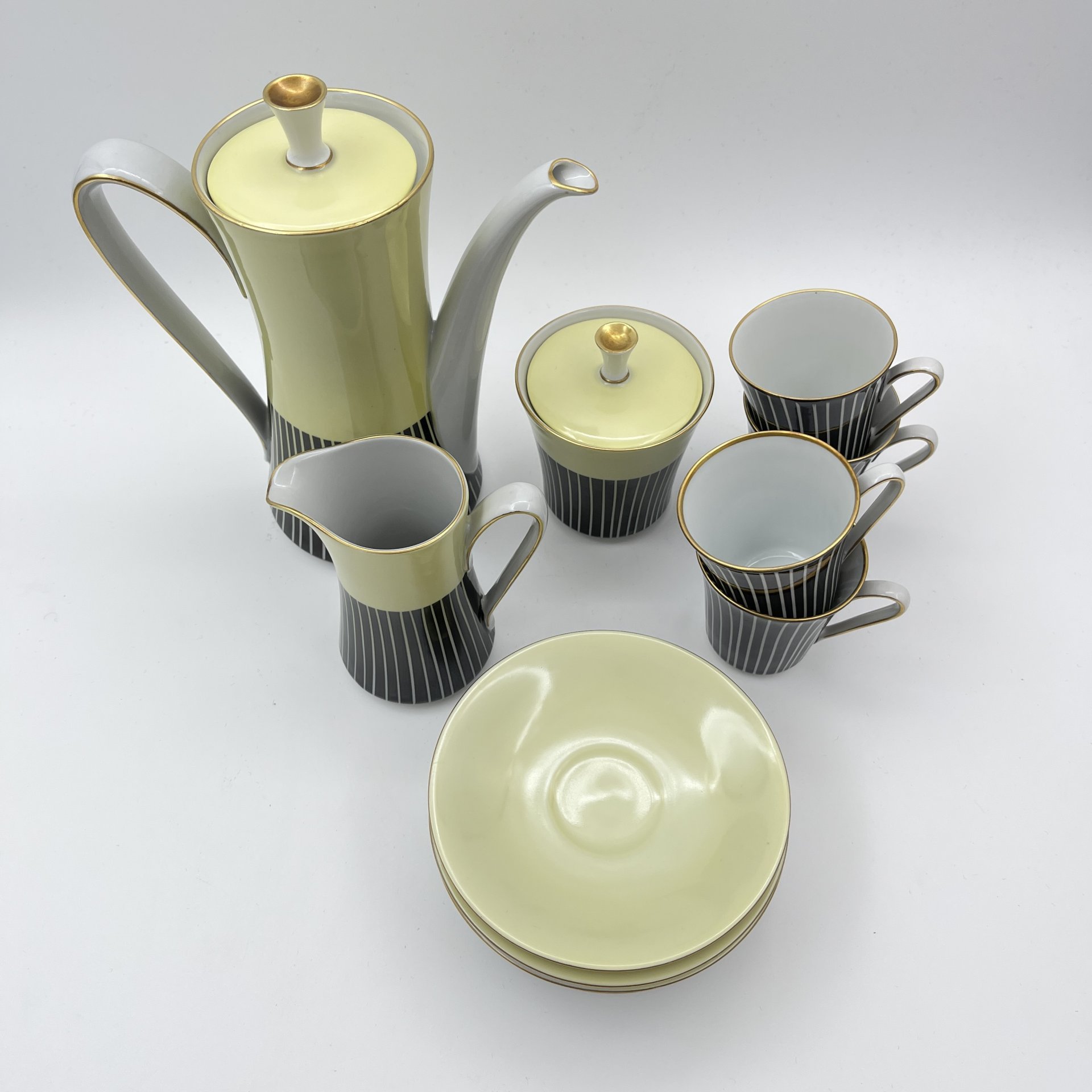 Сервиз кофейный на 4 персоны, украшенный геометрическими узорами (13 предметов), фарфор, крытье, золочение, Volkstedt Beyer & Bock, ГДР, 1960-1970 гг.