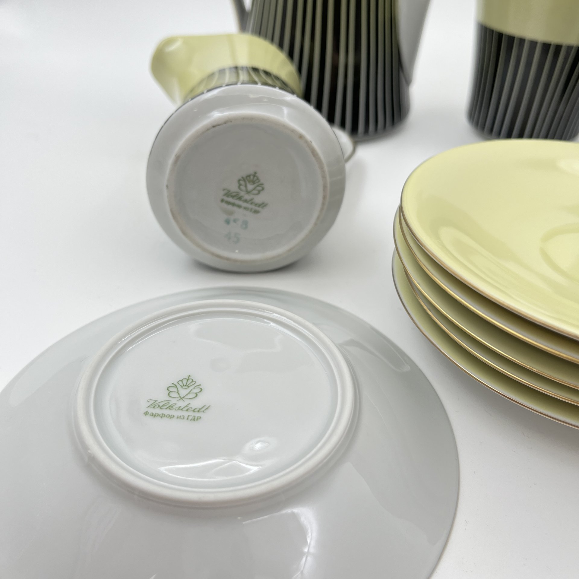 Сервиз кофейный на 4 персоны, украшенный геометрическими узорами (13 предметов), фарфор, крытье, золочение, Volkstedt Beyer & Bock, ГДР, 1960-1970 гг.