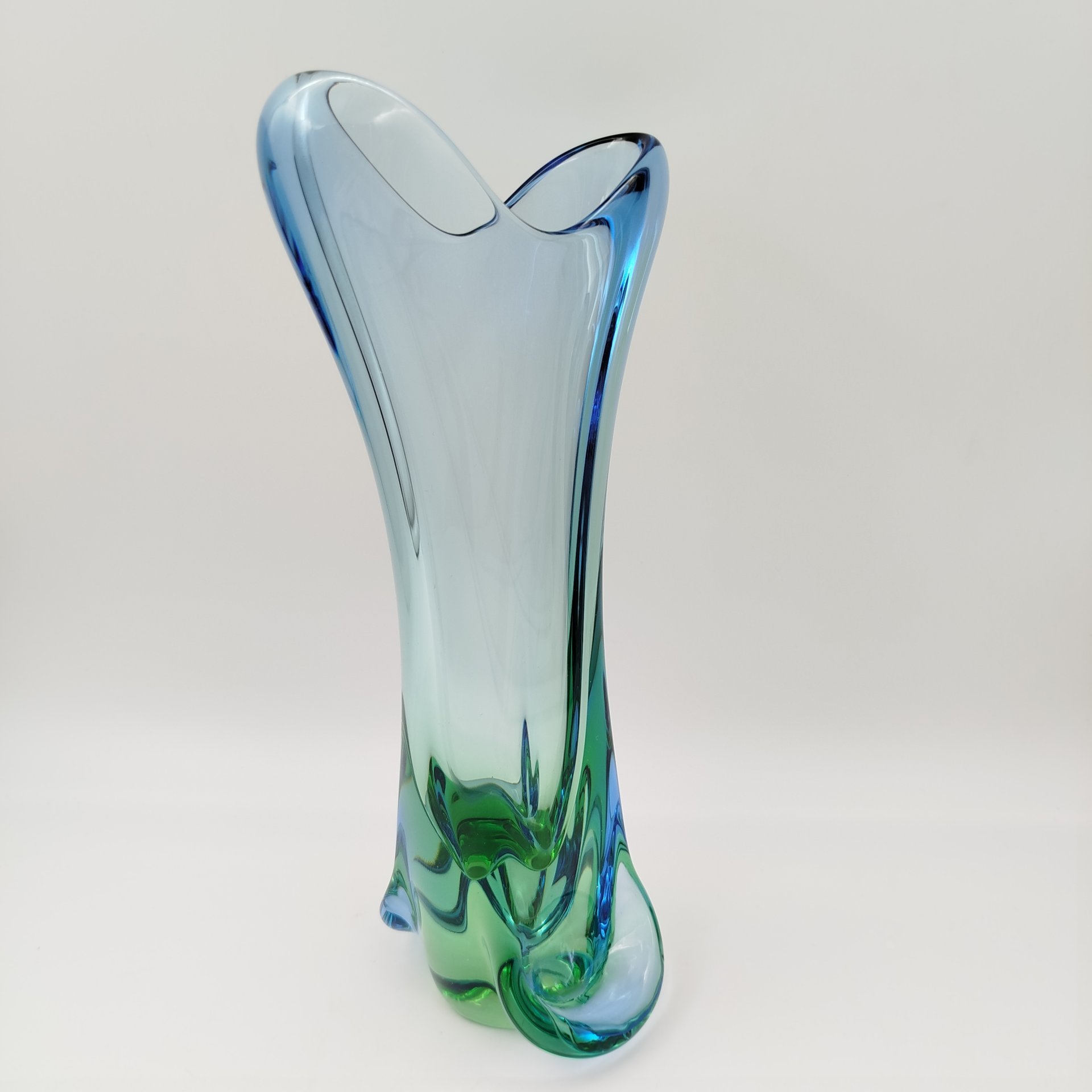 Ваза для цветов сине-зеленого оттенка, дизайнер Emanuel Baranek, стекло, гутная техника, Скрдловице (Skrdlovice), Чехословакия, 1970-1990 гг.