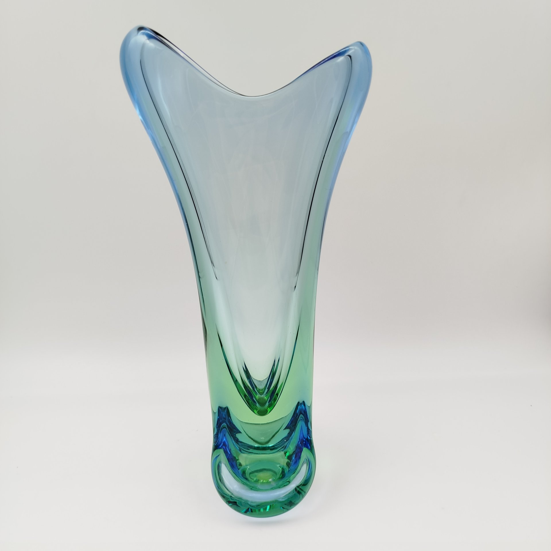 Ваза для цветов сине-зеленого оттенка, дизайнер Emanuel Baranek, стекло, гутная техника, Скрдловице (Skrdlovice), Чехословакия, 1970-1990 гг.