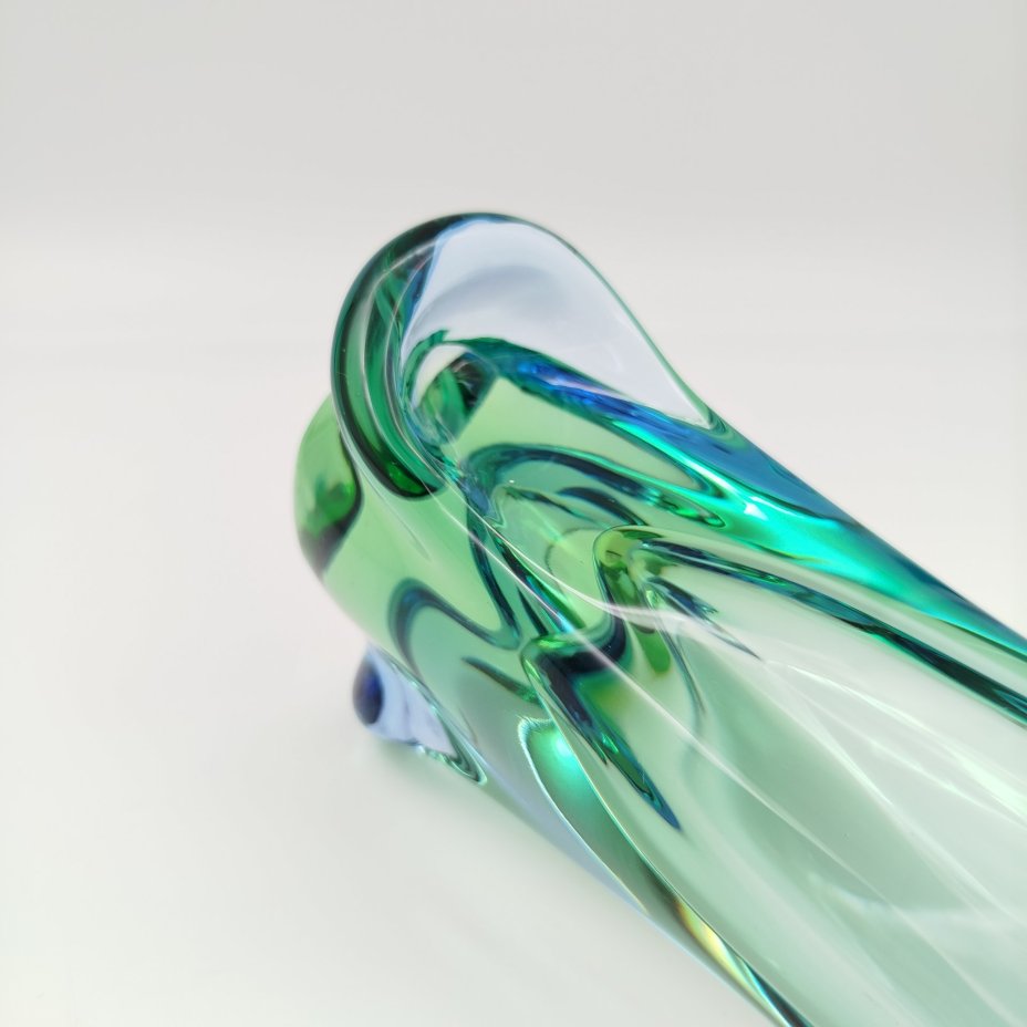 Ваза для цветов сине-зеленого оттенка, дизайнер Emanuel Baranek, стекло, гутная техника, Скрдловице (Skrdlovice), Чехословакия, 1970-1990 гг.