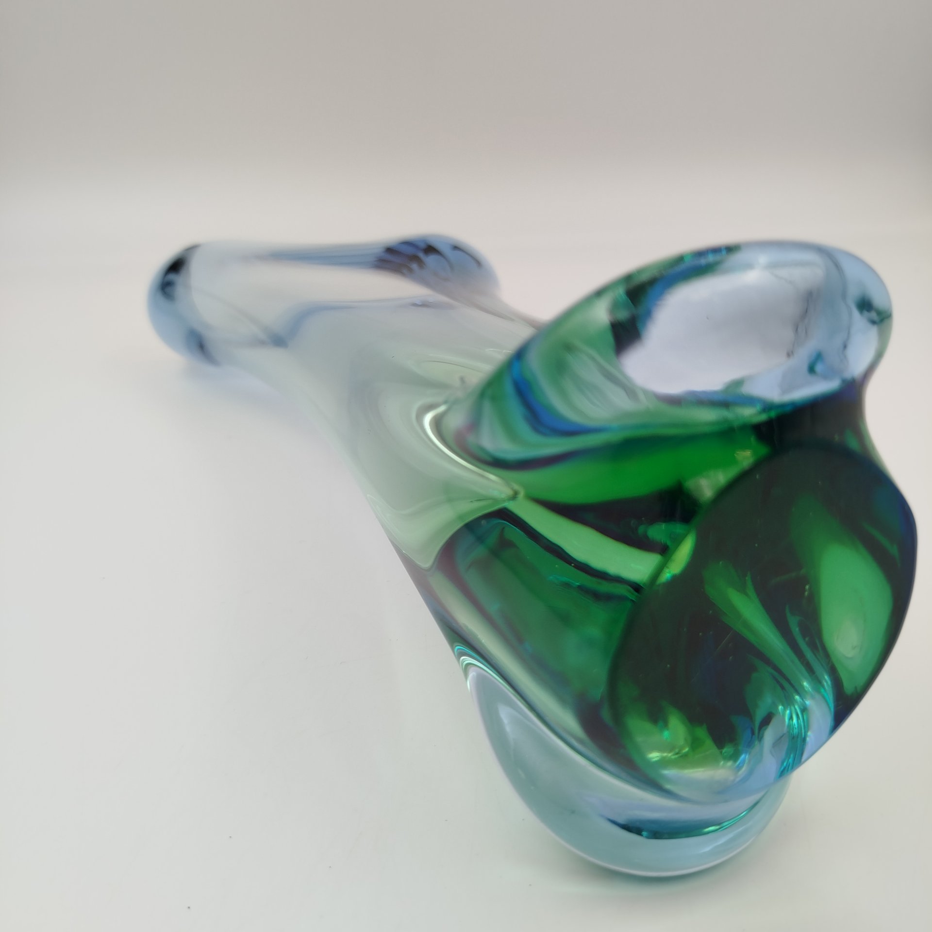 Ваза для цветов сине-зеленого оттенка, дизайнер Emanuel Baranek, стекло, гутная техника, Скрдловице (Skrdlovice), Чехословакия, 1970-1990 гг.