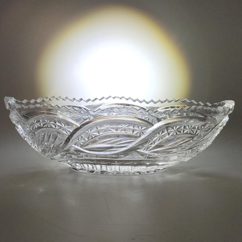 Салатник в форме ладьи, украшенный флористическим резным узором, хрусталь, алмазная грань, СССР, 1970-1990 гг.