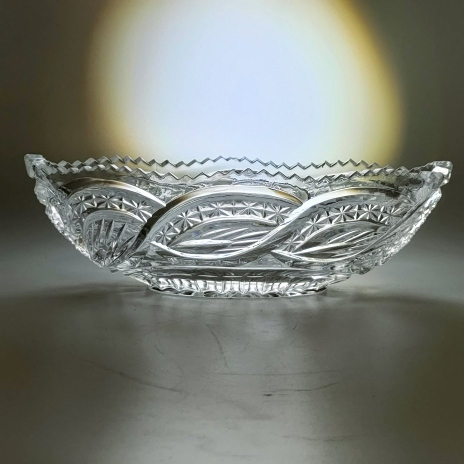 Салатник в форме ладьи, украшенный флористическим резным узором