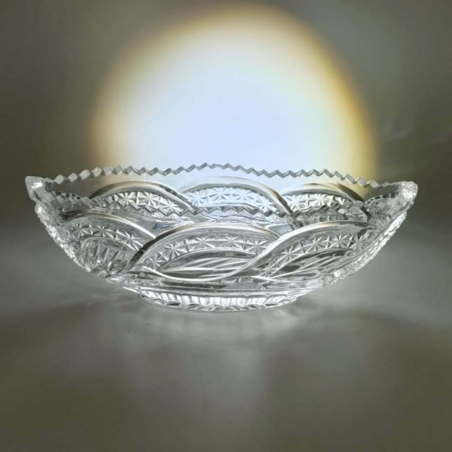 Салатник в форме ладьи, украшенный флористическим резным узором