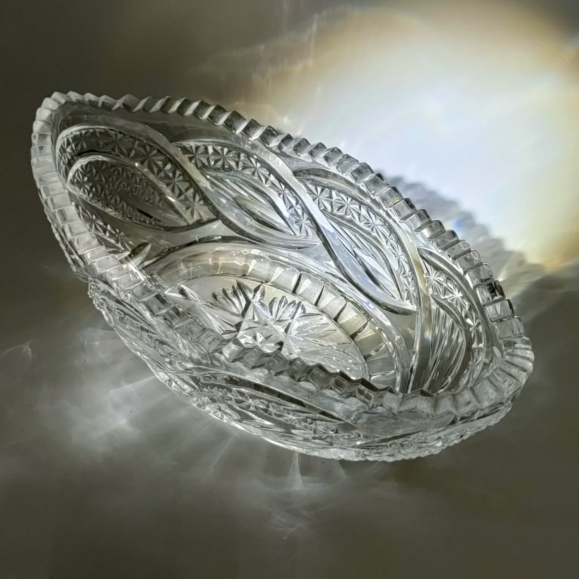Салатник в форме ладьи, украшенный флористическим резным узором, хрусталь, алмазная грань, СССР, 1970-1990 гг.