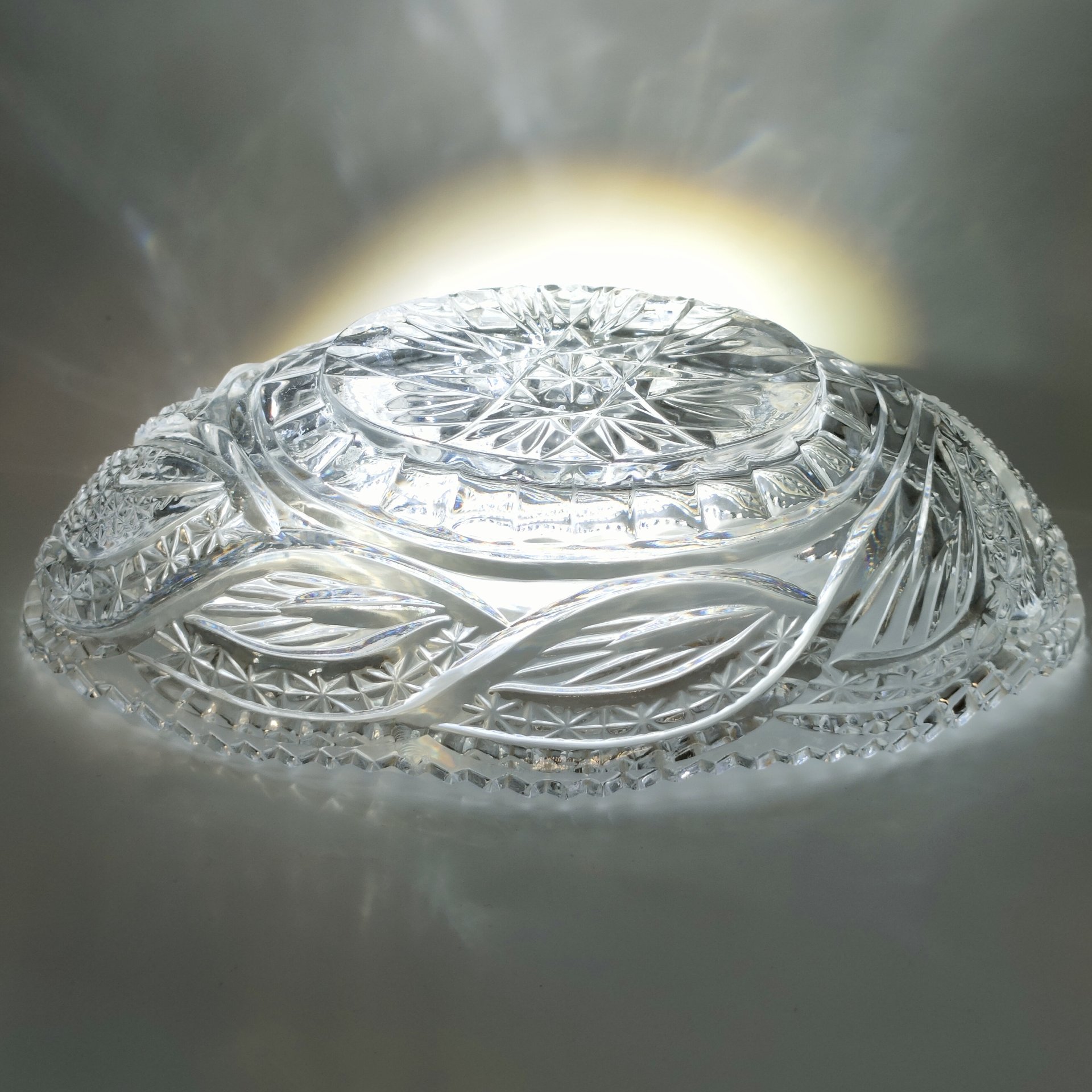 Салатник в форме ладьи, украшенный флористическим резным узором, хрусталь, алмазная грань, СССР, 1970-1990 гг.