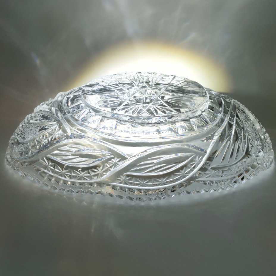 Салатник в форме ладьи, украшенный флористическим резным узором