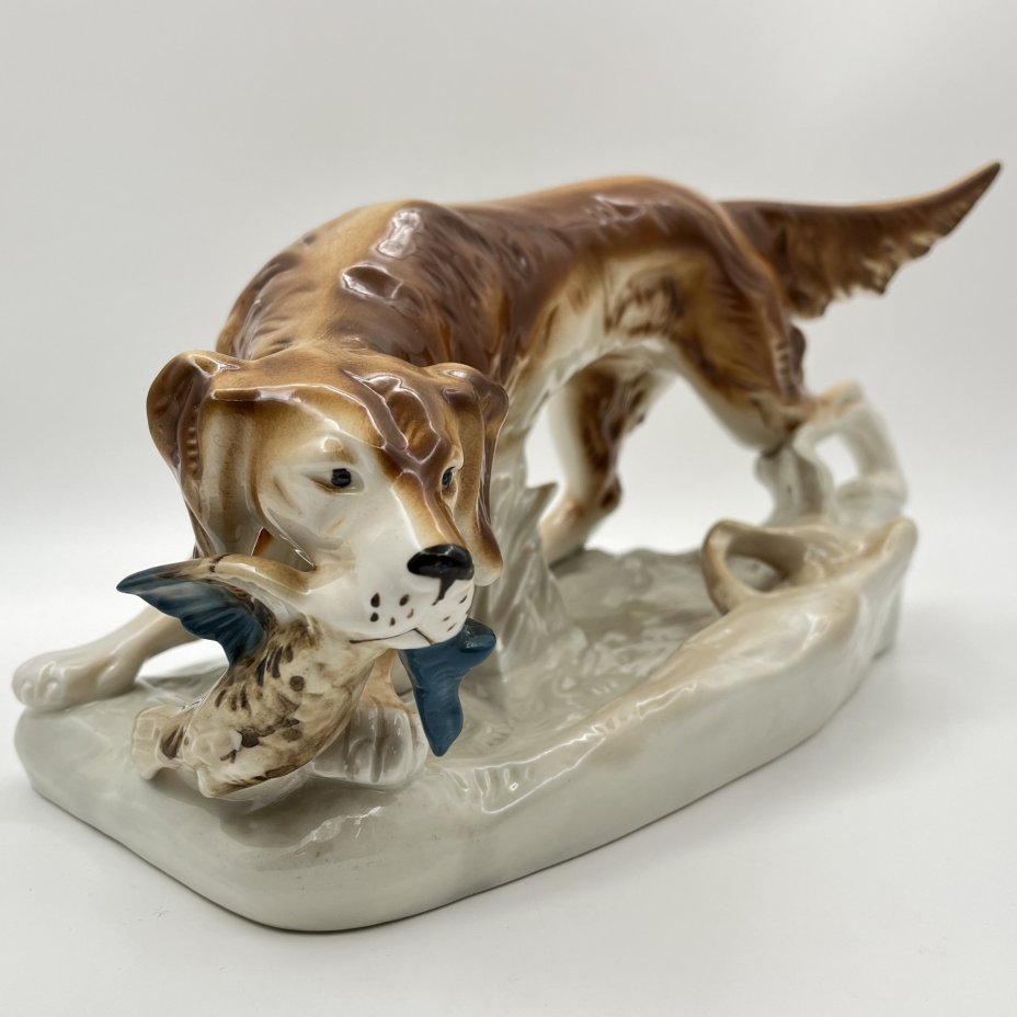 Статуэтка "Собака с дичью", фаянс, роспись, Royal Dux, Чехия, 1990-1993 гг.