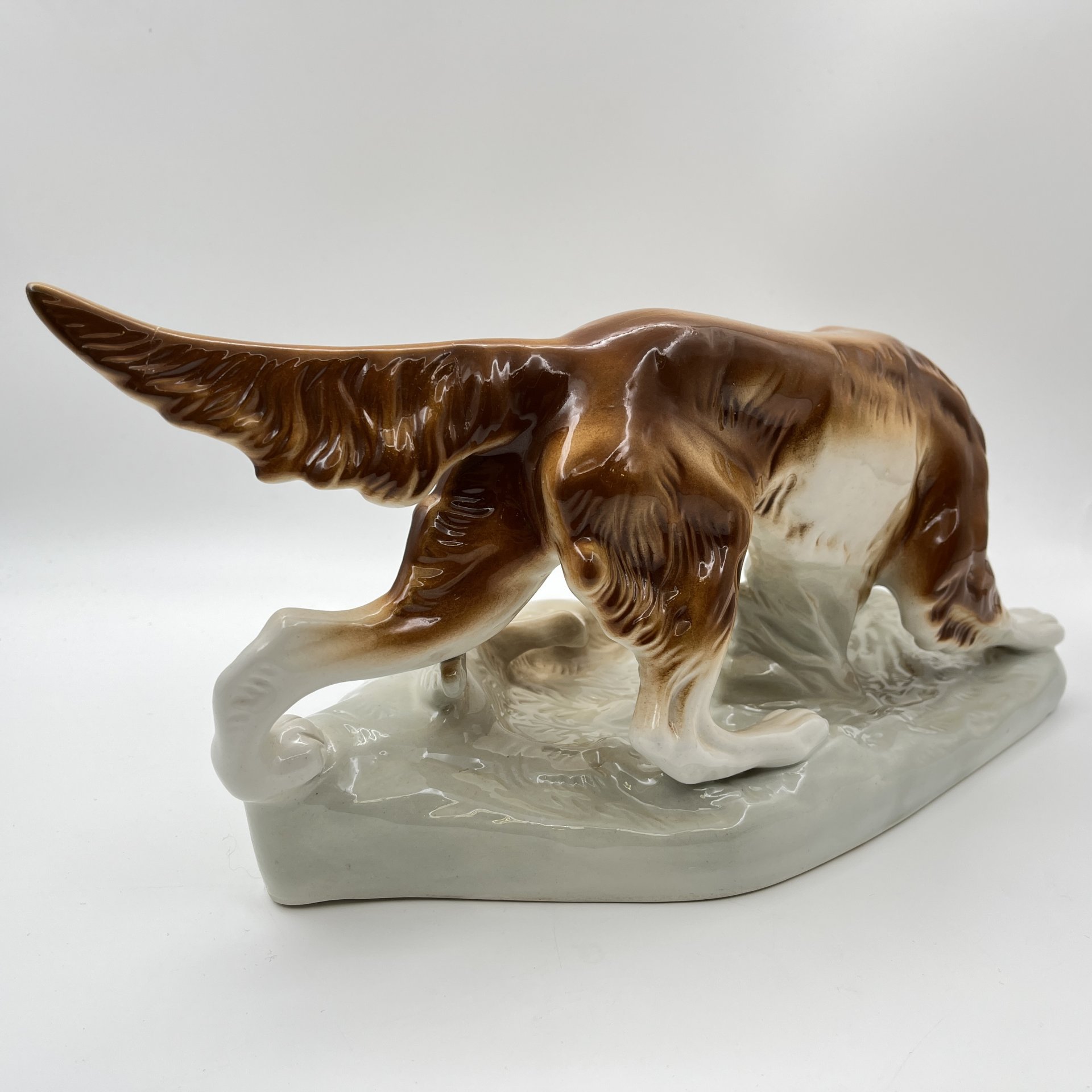 Статуэтка "Собака с дичью", фаянс, роспись, Royal Dux, Чехия, 1990-1993 гг.