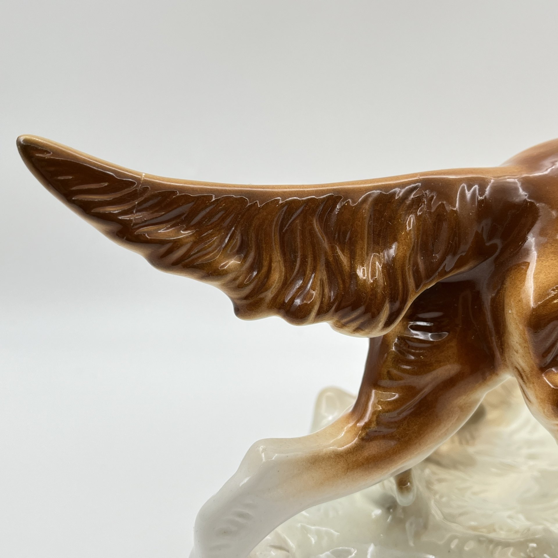 Статуэтка "Собака с дичью", фаянс, роспись, Royal Dux, Чехия, 1990-1993 гг.