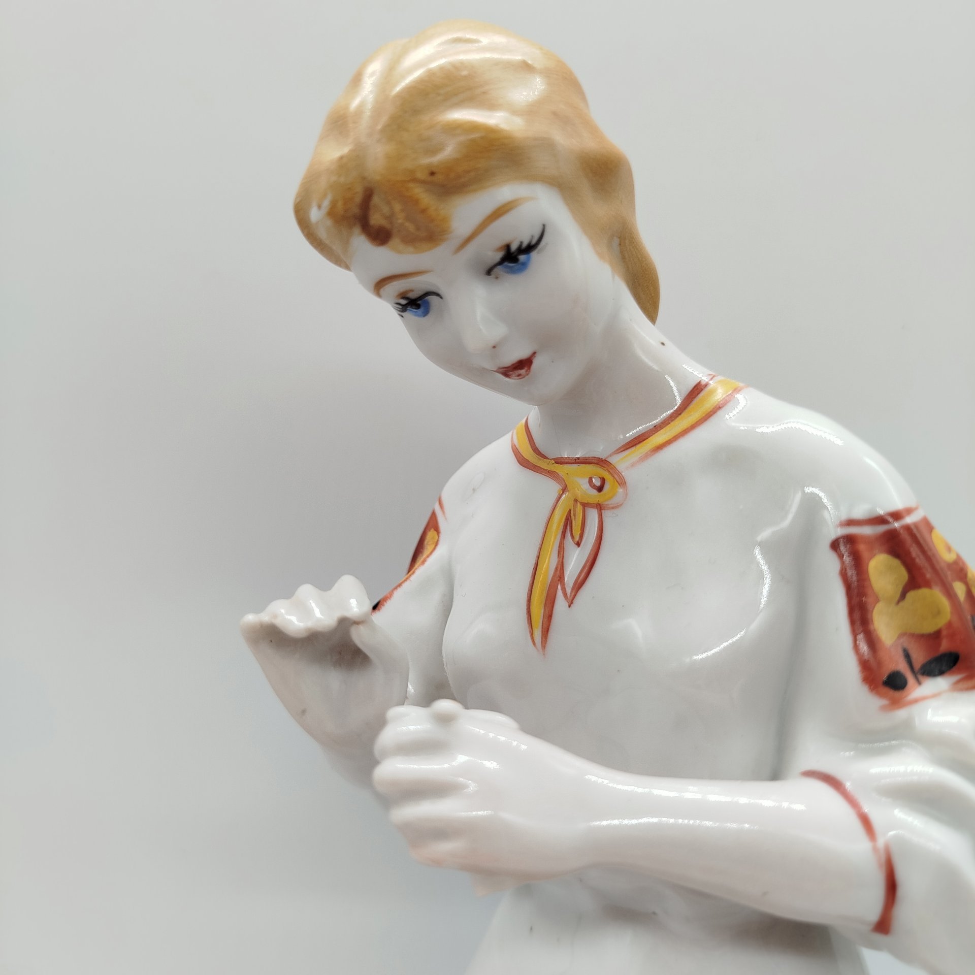 Статуэтка "Любит-не-любит" (Гадание на ромашке), скульптор О.Л. Жникруп, Полонский завод художественной керамики (Полонное ЗХК)