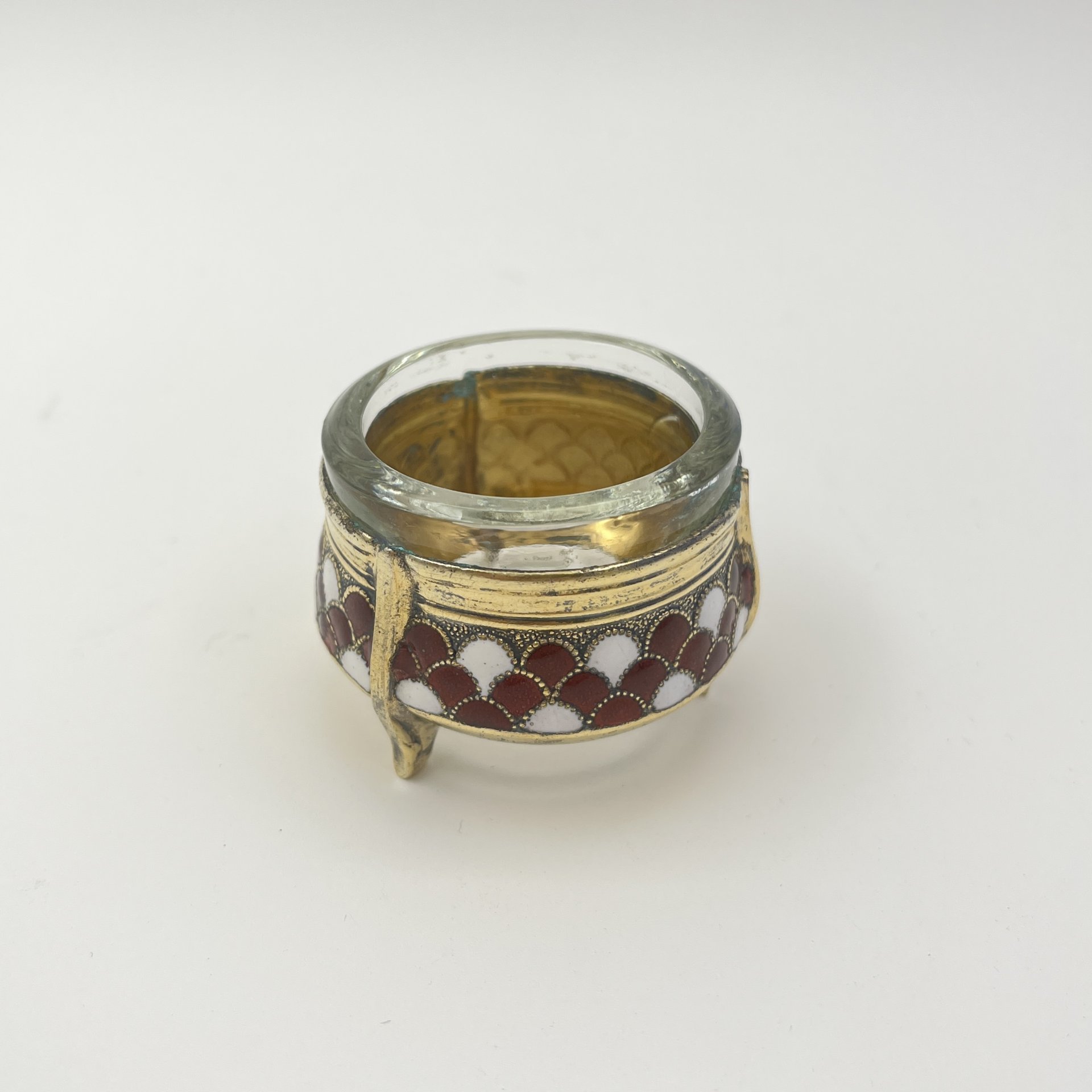 Солонка с декором в виде чешуи, мНЦ (медь-никель-цинк), эмаль, стекло, Мстерская художественная фабрика  «Ювелир», СССР, 1960-1980 гг.